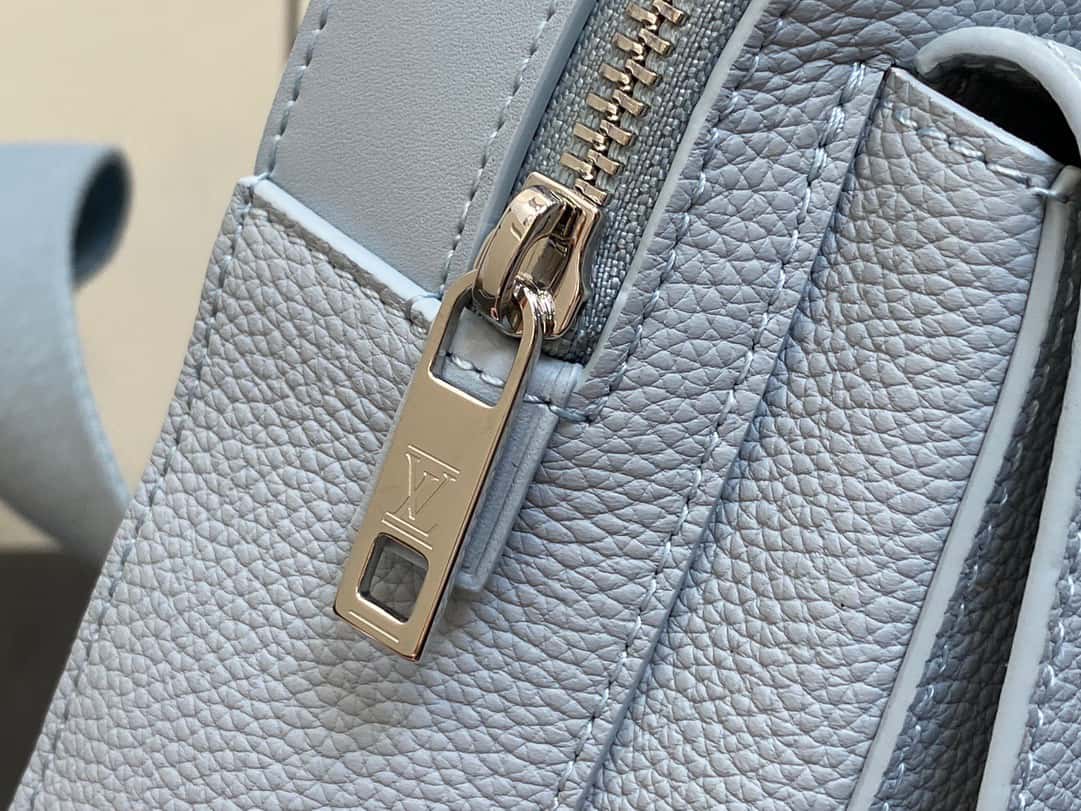 【原單精品】M23765藍色 全皮胸包單肩包繫列 秋冬新款 PILOT LV單肩包¥１,６８０.００-頂級1:1精品高仿包包香港台灣批發價格推薦微信哪裡買