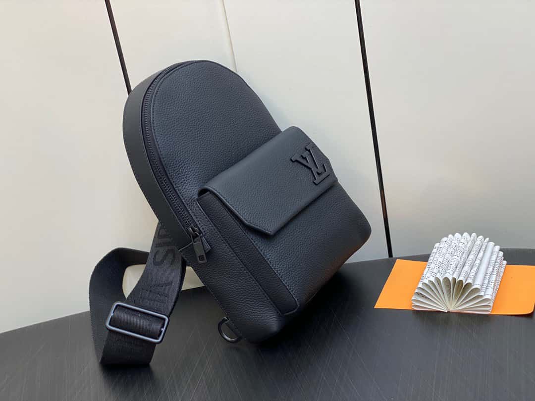 ＬＶ【原單精品】M23736黑色 全皮胸包繫列 Pilot slingback 手袋 飛行員吊帶包¥1,６８0.00-頂級1:1精品高仿包包香港台灣批發價格推薦微信哪裡買