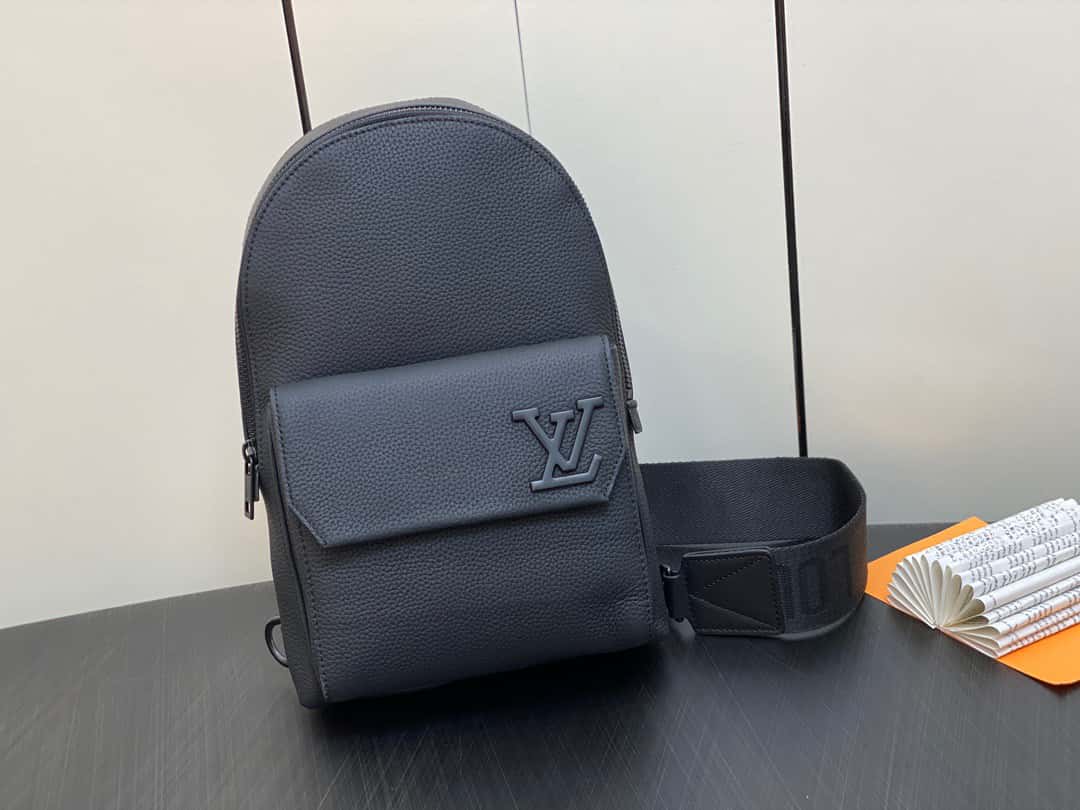 ＬＶ【原單精品】M23736黑色 全皮胸包繫列 Pilot slingback 手袋 飛行員吊帶包¥1,６８0.00-頂級1:1精品高仿包包香港台灣批發價格推薦微信哪裡買