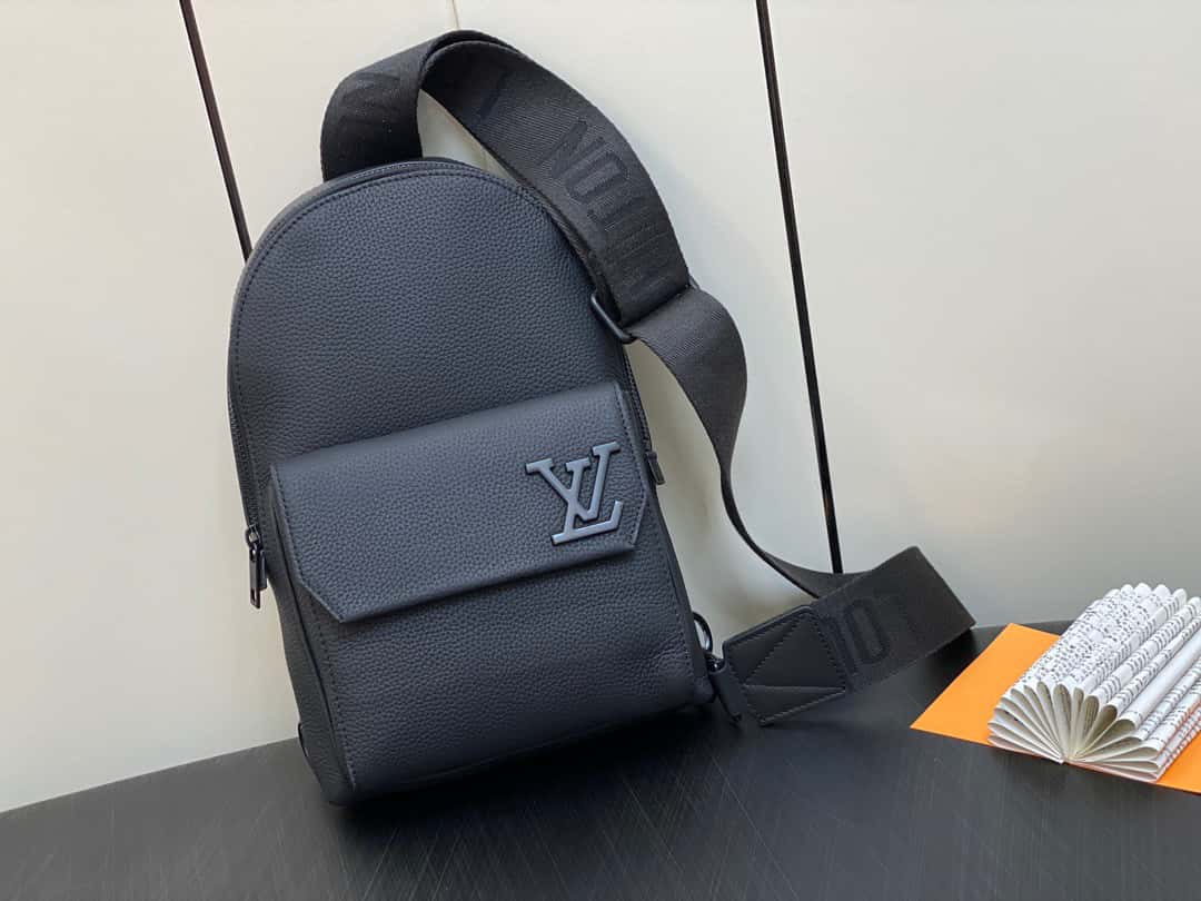 ＬＶ【原單精品】M23736黑色 全皮胸包繫列 Pilot slingback 手袋 飛行員吊帶包¥1,６８0.00-頂級1:1精品高仿包包香港台灣批發價格推薦微信哪裡買