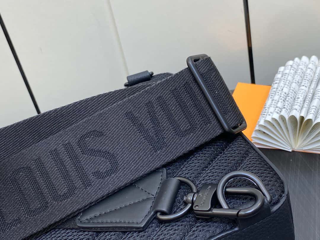 ＬＶ【原單精品】M23736黑色 全皮胸包繫列 Pilot slingback 手袋 飛行員吊帶包¥1,６８0.00-頂級1:1精品高仿包包香港台灣批發價格推薦微信哪裡買
