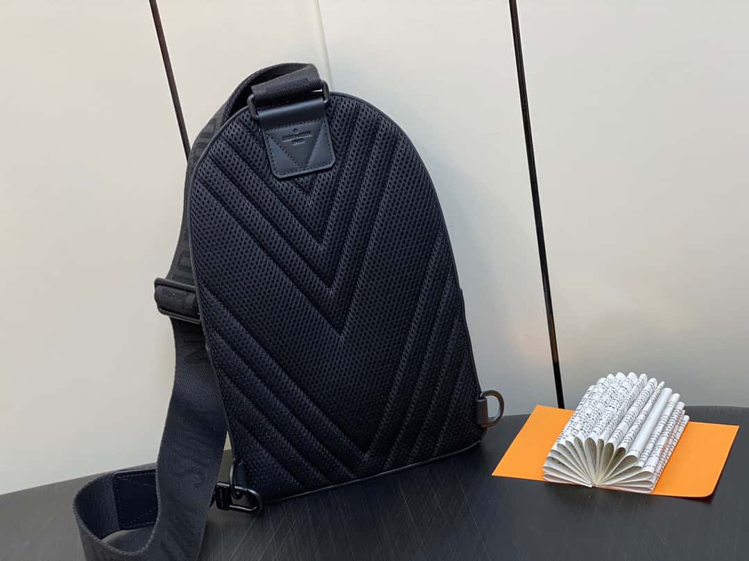 ＬＶ【原單精品】M23736黑色 全皮胸包繫列 Pilot slingback 手袋 飛行員吊帶包¥1,６８0.00-頂級1:1精品高仿包包香港台灣批發價格推薦微信哪裡買