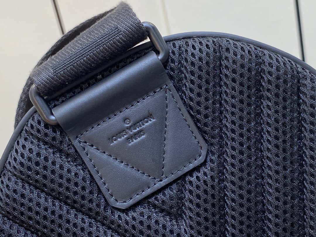 ＬＶ【原單精品】M23736黑色 全皮胸包繫列 Pilot slingback 手袋 飛行員吊帶包¥1,６８0.00-頂級1:1精品高仿包包香港台灣批發價格推薦微信哪裡買