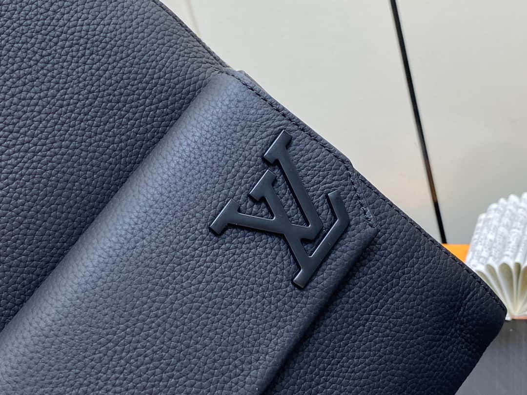 ＬＶ【原單精品】M23736黑色 全皮胸包繫列 Pilot slingback 手袋 飛行員吊帶包¥1,６８0.00-頂級1:1精品高仿包包香港台灣批發價格推薦微信哪裡買