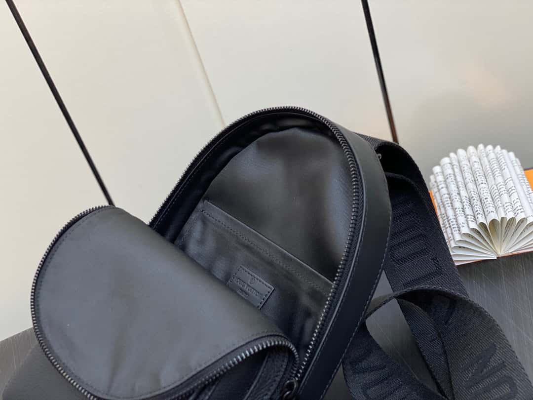 ＬＶ【原單精品】M23736黑色 全皮胸包繫列 Pilot slingback 手袋 飛行員吊帶包¥1,６８0.00-頂級1:1精品高仿包包香港台灣批發價格推薦微信哪裡買