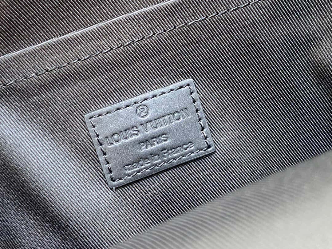 ＬＶ【原單精品】M23736黑色 全皮胸包繫列 Pilot slingback 手袋 飛行員吊帶包¥1,６８0.00-頂級1:1精品高仿包包香港台灣批發價格推薦微信哪裡買