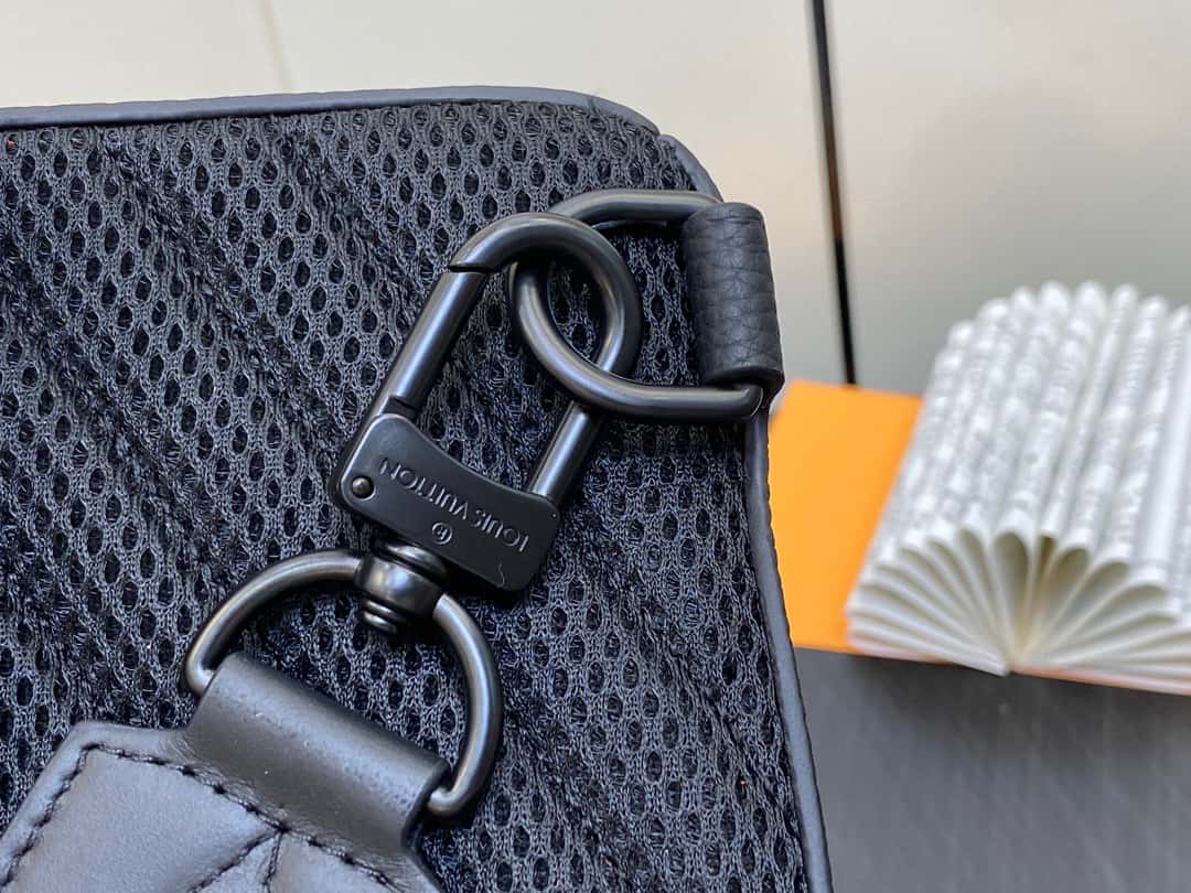 ＬＶ【原單精品】M23736黑色 全皮胸包繫列 Pilot slingback 手袋 飛行員吊帶包¥1,６８0.00-頂級1:1精品高仿包包香港台灣批發價格推薦微信哪裡買