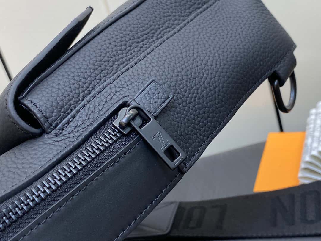 ＬＶ【原單精品】M23736黑色 全皮胸包繫列 Pilot slingback 手袋 飛行員吊帶包¥1,６８0.00-頂級1:1精品高仿包包香港台灣批發價格推薦微信哪裡買