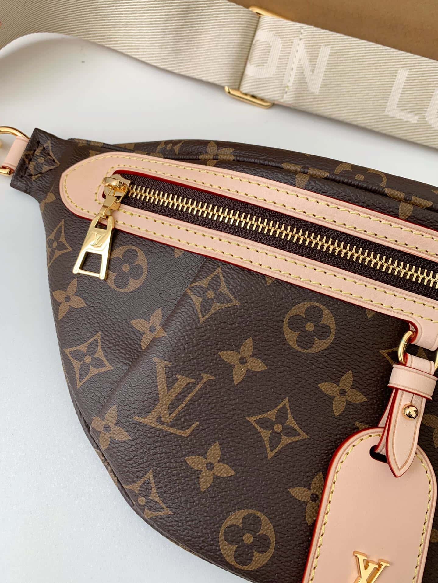 LV 專櫃新款Bumbag 老花腰包 M46784，38*16*8cm¥1,４８0.00-頂級1:1精品<a href=