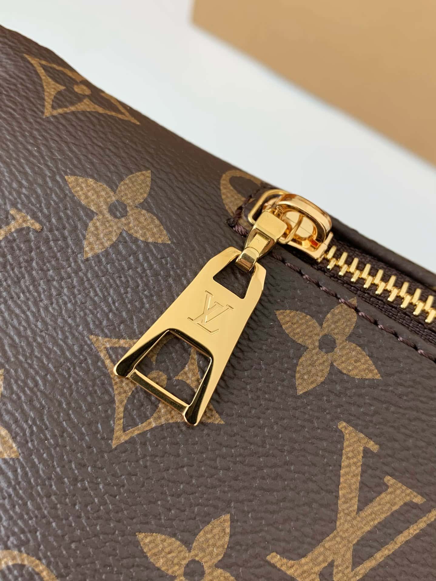 LV 專櫃新款Bumbag 老花腰包 M46784，38*16*8cm¥1,４８0.00-頂級1:1精品高仿包包香港台灣批發價格推薦微信哪裡買