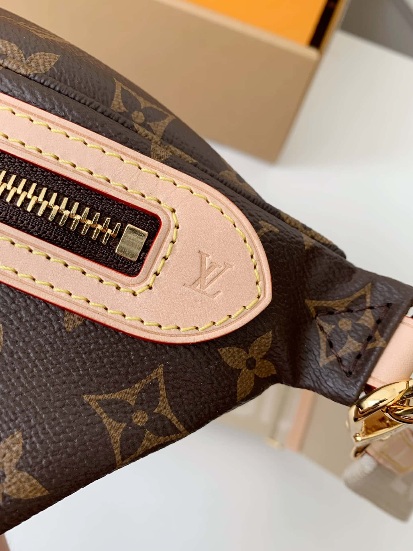 LV 專櫃新款Bumbag 老花腰包 M46784，38*16*8cm¥1,４８0.00-頂級1:1精品高仿包包香港台灣批發價格推薦微信哪裡買