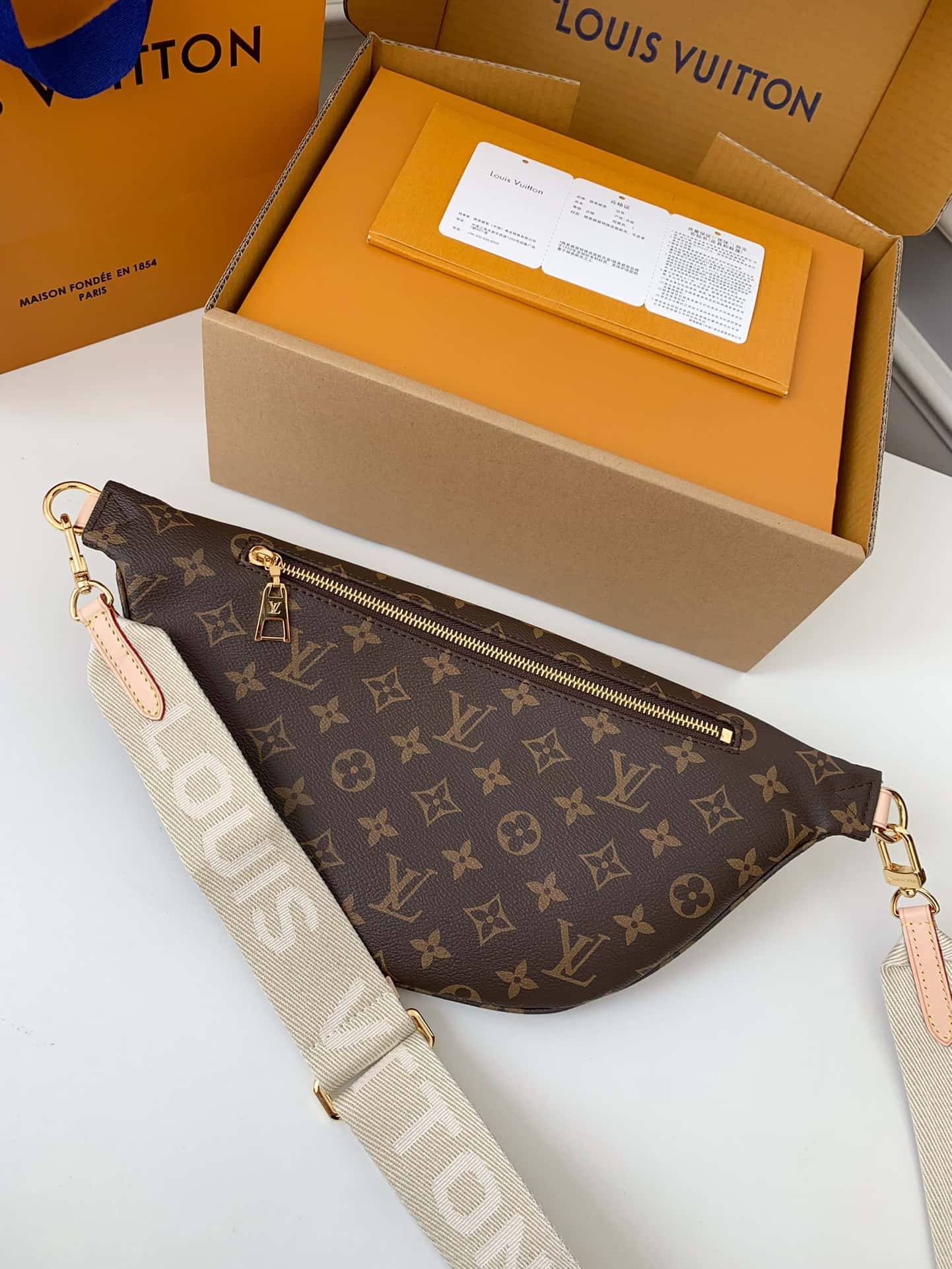LV 專櫃新款Bumbag 老花腰包 M46784，38*16*8cm¥1,４８0.00-頂級1:1精品高仿包包香港台灣批發價格推薦微信哪裡買