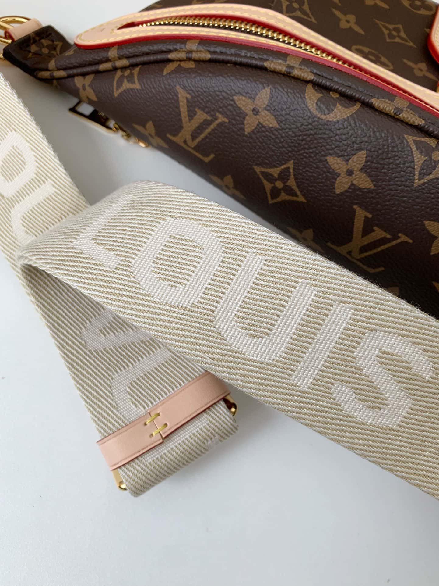 LV 專櫃新款Bumbag 老花腰包 M46784，38*16*8cm¥1,４８0.00-頂級1:1精品高仿包包香港台灣批發價格推薦微信哪裡買