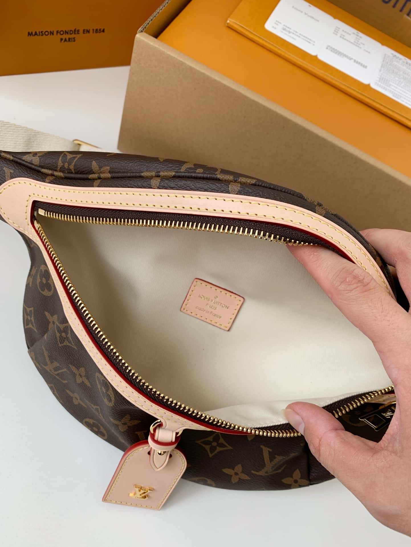 LV 專櫃新款Bumbag 老花腰包 M46784，38*16*8cm¥1,４８0.00-頂級1:1精品高仿包包香港台灣批發價格推薦微信哪裡買