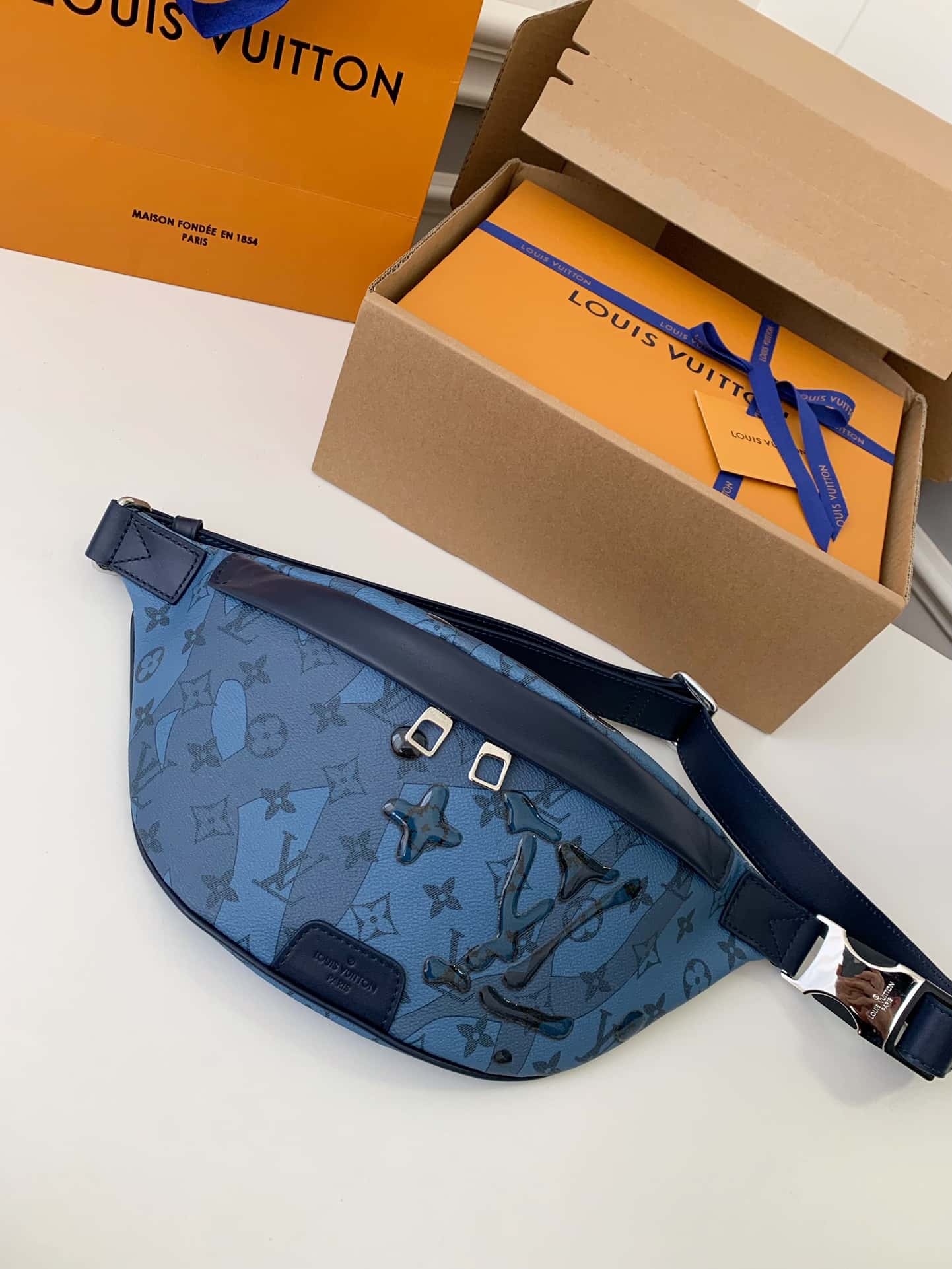 LV M22576 專櫃23新款 DISCOVERY 水滴藍腰包¥1480.00-頂級1:1精品高仿包包香港台灣批發價格推薦微信哪裡買