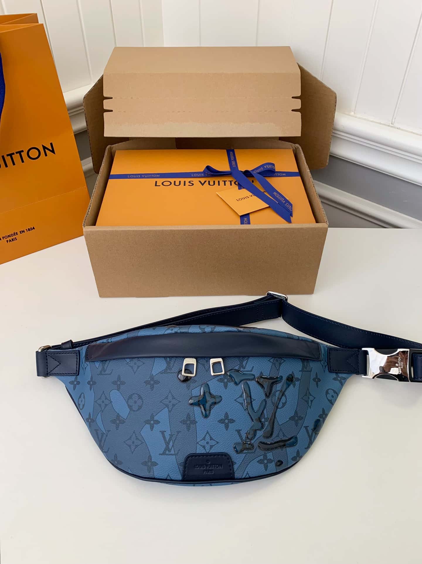 LV M22576 專櫃23新款 DISCOVERY 水滴藍腰包¥1480.00-頂級1:1精品高仿包包香港台灣批發價格推薦微信哪裡買
