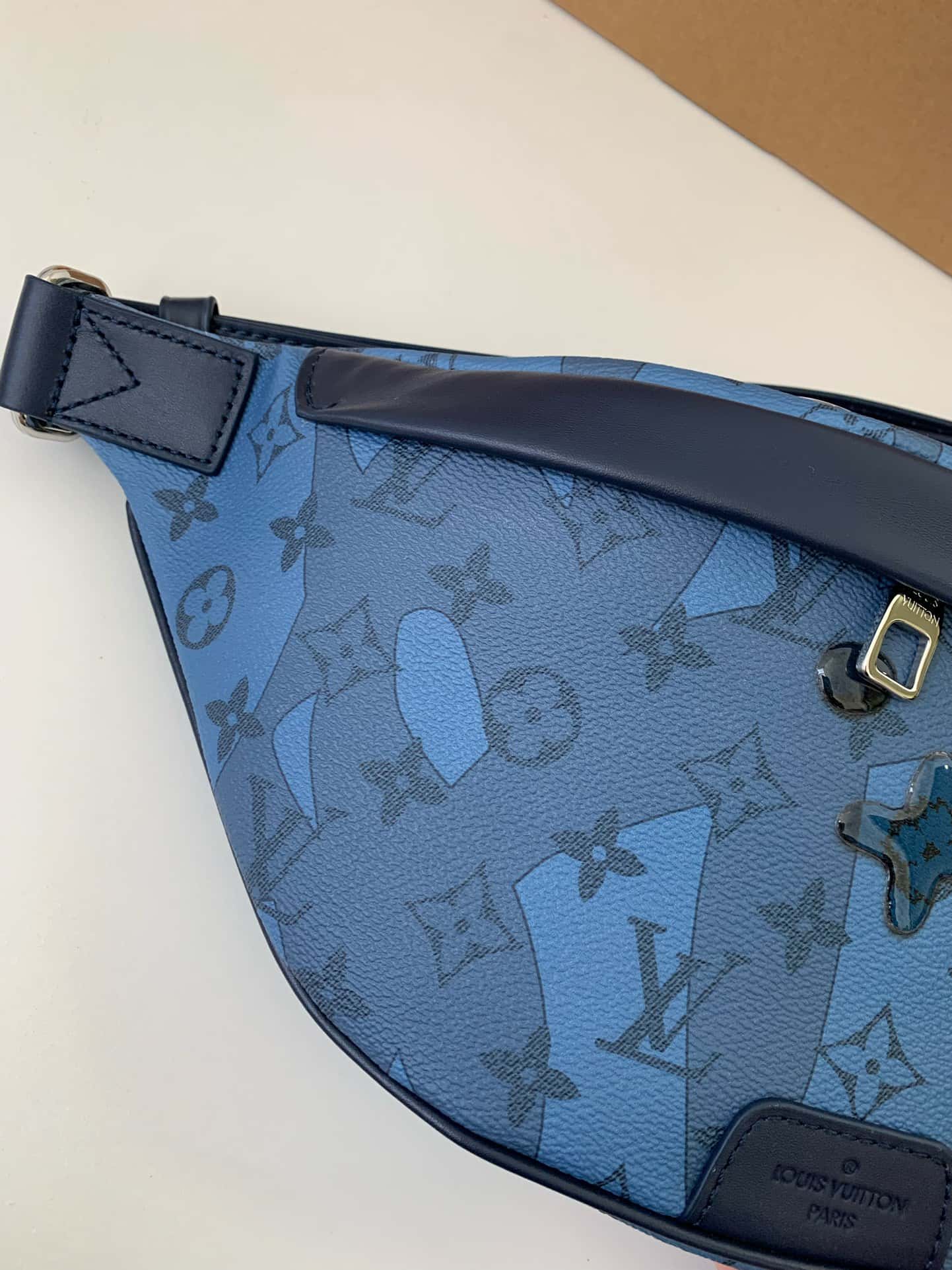 LV M22576 專櫃23新款 DISCOVERY 水滴藍腰包¥1480.00-頂級1:1精品高仿包包香港台灣批發價格推薦微信哪裡買