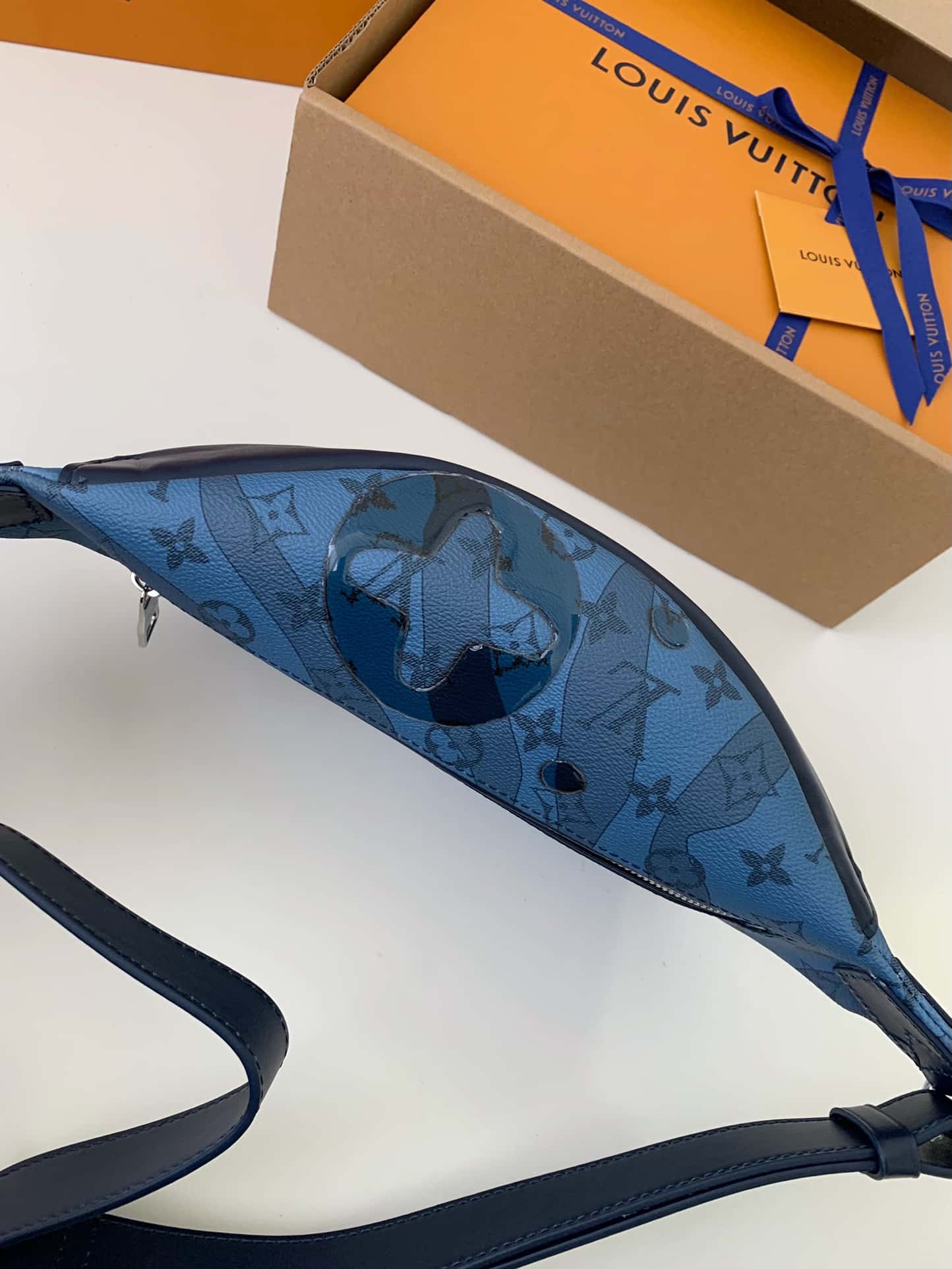 LV M22576 專櫃23新款 DISCOVERY 水滴藍腰包¥1480.00-頂級1:1精品高仿包包香港台灣批發價格推薦微信哪裡買