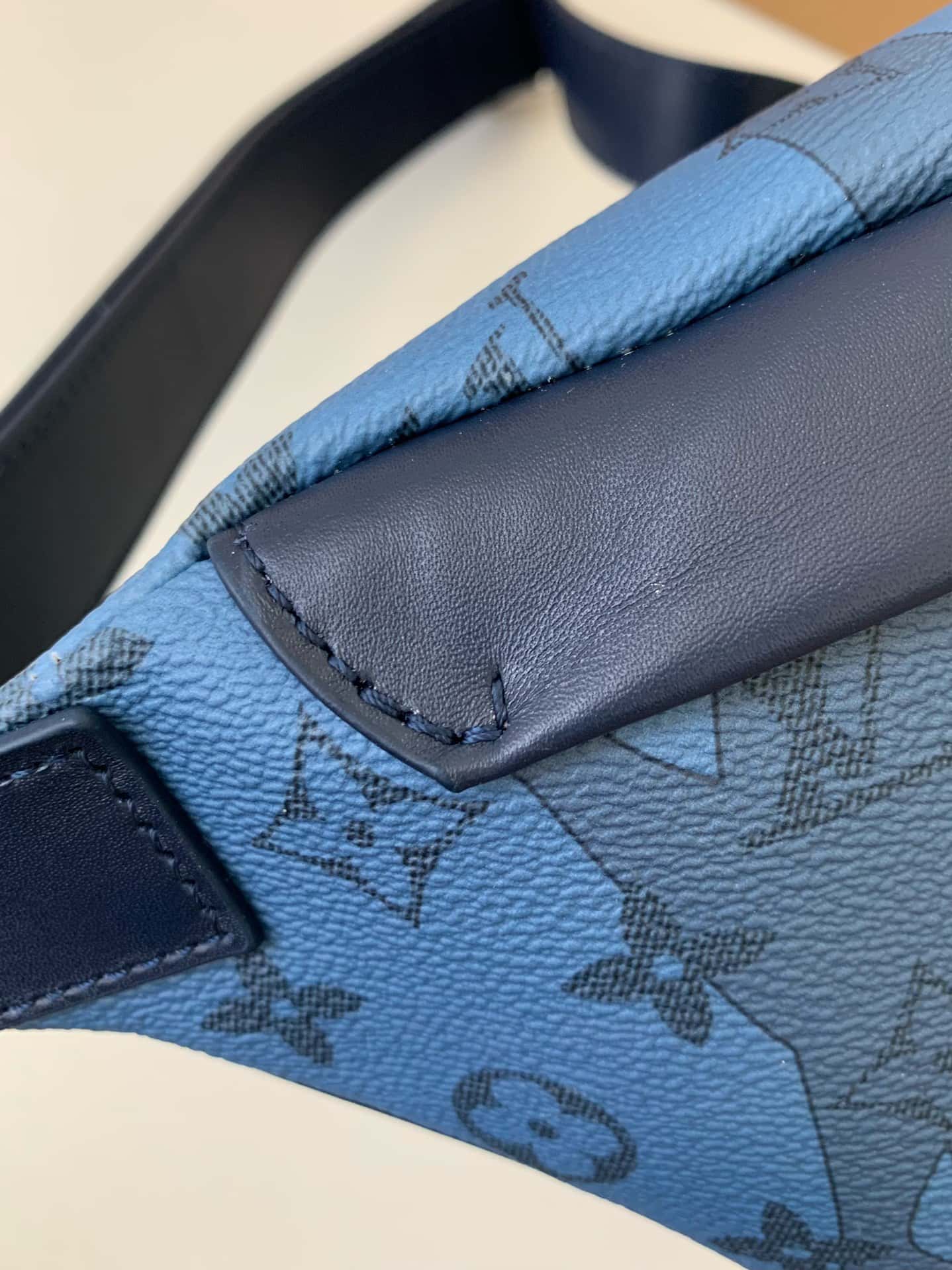 LV M22576 專櫃23新款 DISCOVERY 水滴藍腰包¥1480.00-頂級1:1精品高仿包包香港台灣批發價格推薦微信哪裡買