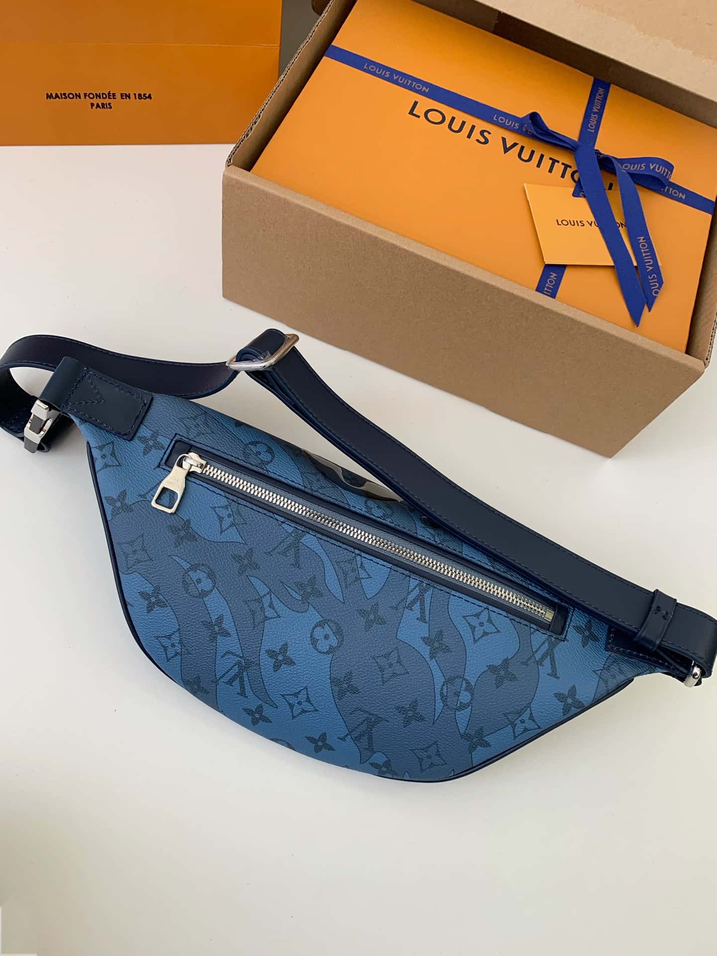 LV M22576 專櫃23新款 DISCOVERY 水滴藍腰包¥1480.00-頂級1:1精品高仿包包香港台灣批發價格推薦微信哪裡買