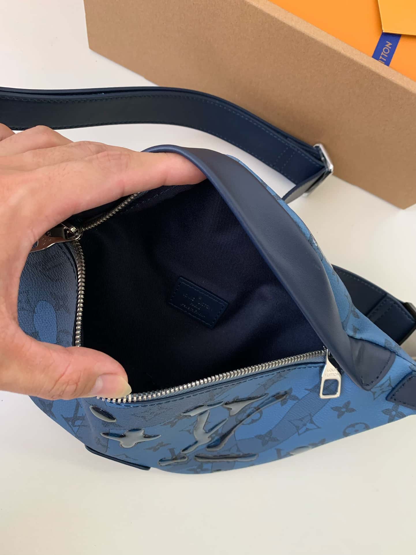 LV M22576 專櫃23新款 DISCOVERY 水滴藍腰包¥1480.00-頂級1:1精品高仿包包香港台灣批發價格推薦微信哪裡買