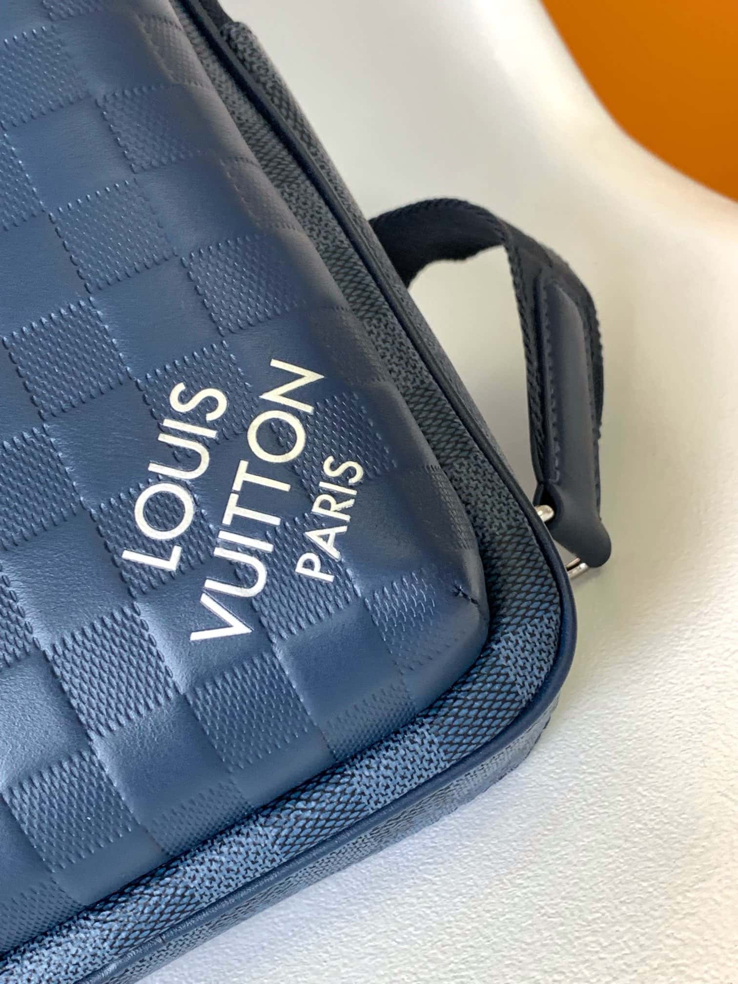Louis Vuitton N40439藍色全皮 男包胸包繫列¥1680.00-頂級1:1精品高仿包包香港台灣批發價格推薦微信哪裡買