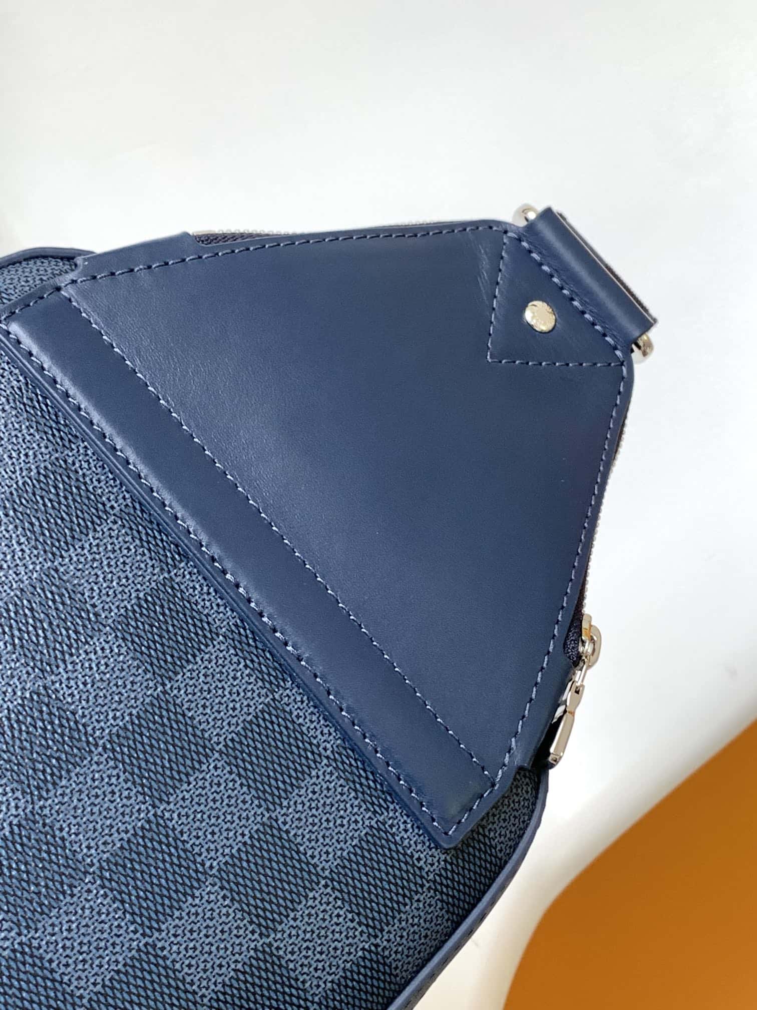 Louis Vuitton N40439藍色全皮 男包胸包繫列¥1680.00-頂級1:1精品高仿包包香港台灣批發價格推薦微信哪裡買