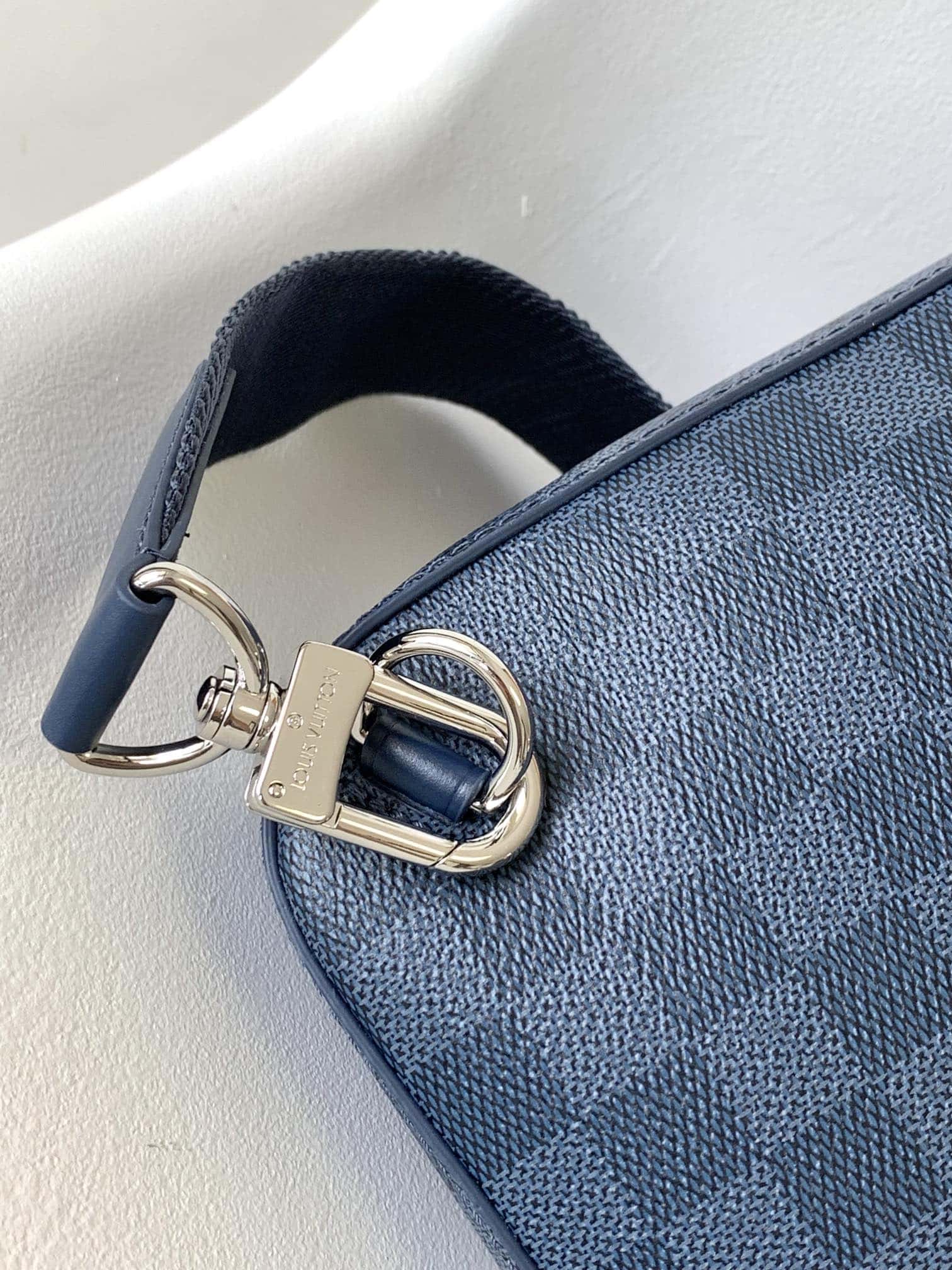 Louis Vuitton N40439藍色全皮 男包胸包繫列¥1680.00-頂級1:1精品高仿包包香港台灣批發價格推薦微信哪裡買