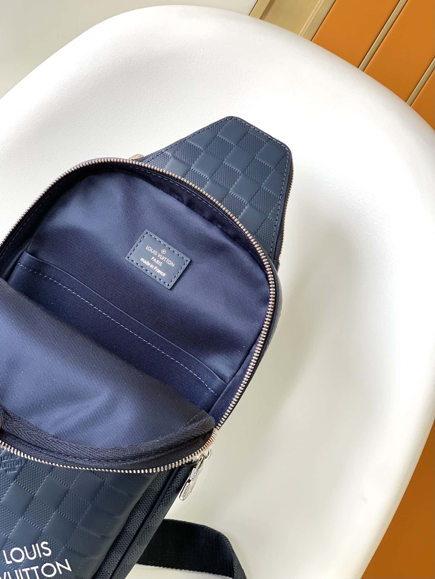 Louis Vuitton N40439藍色全皮 男包胸包繫列¥1680.00-頂級1:1精品高仿包包香港台灣批發價格推薦微信哪裡買