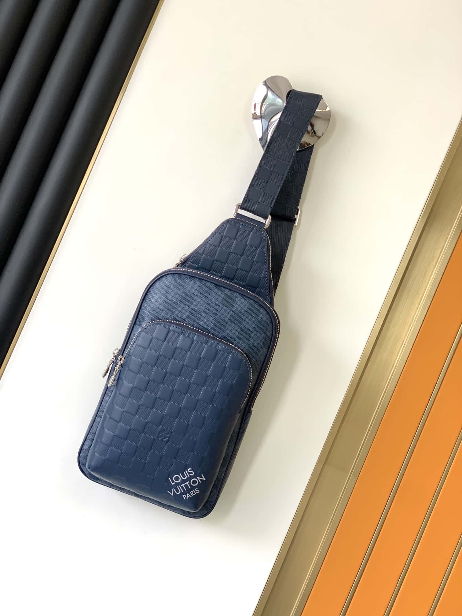Louis Vuitton N40439藍色全皮 男包胸包繫列¥1680.00-頂級1:1精品高仿包包香港台灣批發價格推薦微信哪裡買