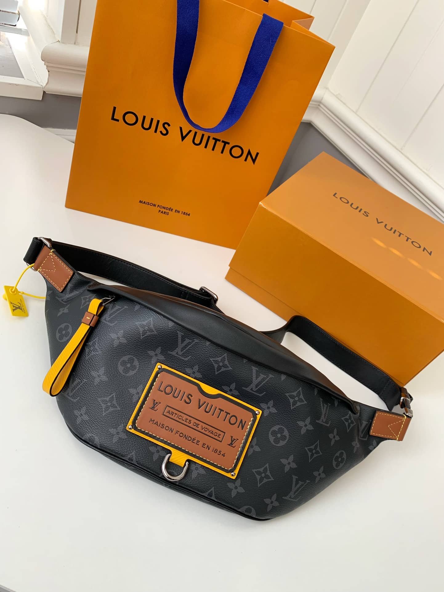 LV M45220 專櫃經典男士DISCOVERY 黑花腰包¥1580.00-頂級1:1精品高仿包包香港台灣批發價格推薦微信哪裡買