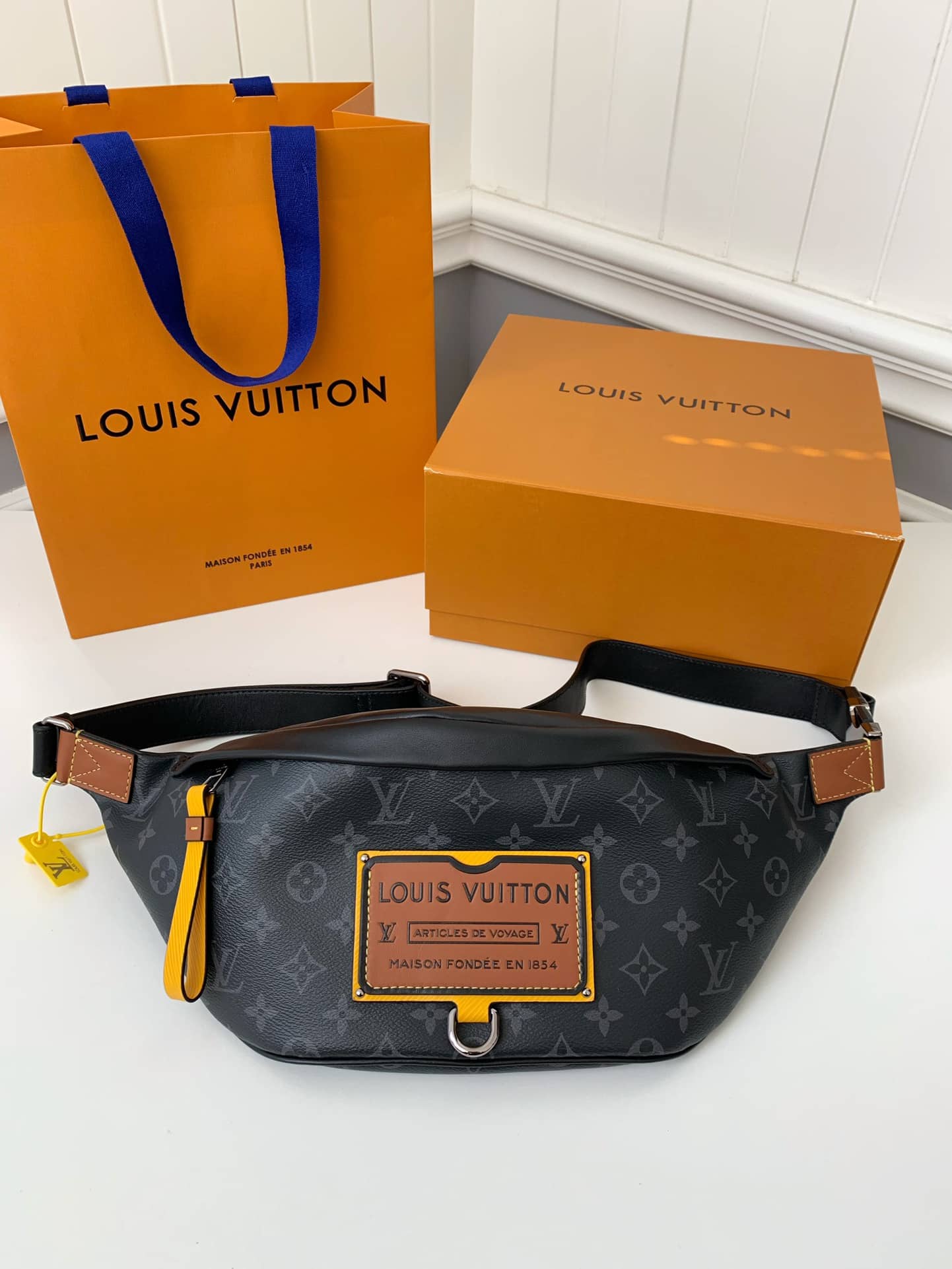 LV M45220 專櫃經典男士DISCOVERY 黑花腰包¥1580.00-頂級1:1精品高仿包包香港台灣批發價格推薦微信哪裡買