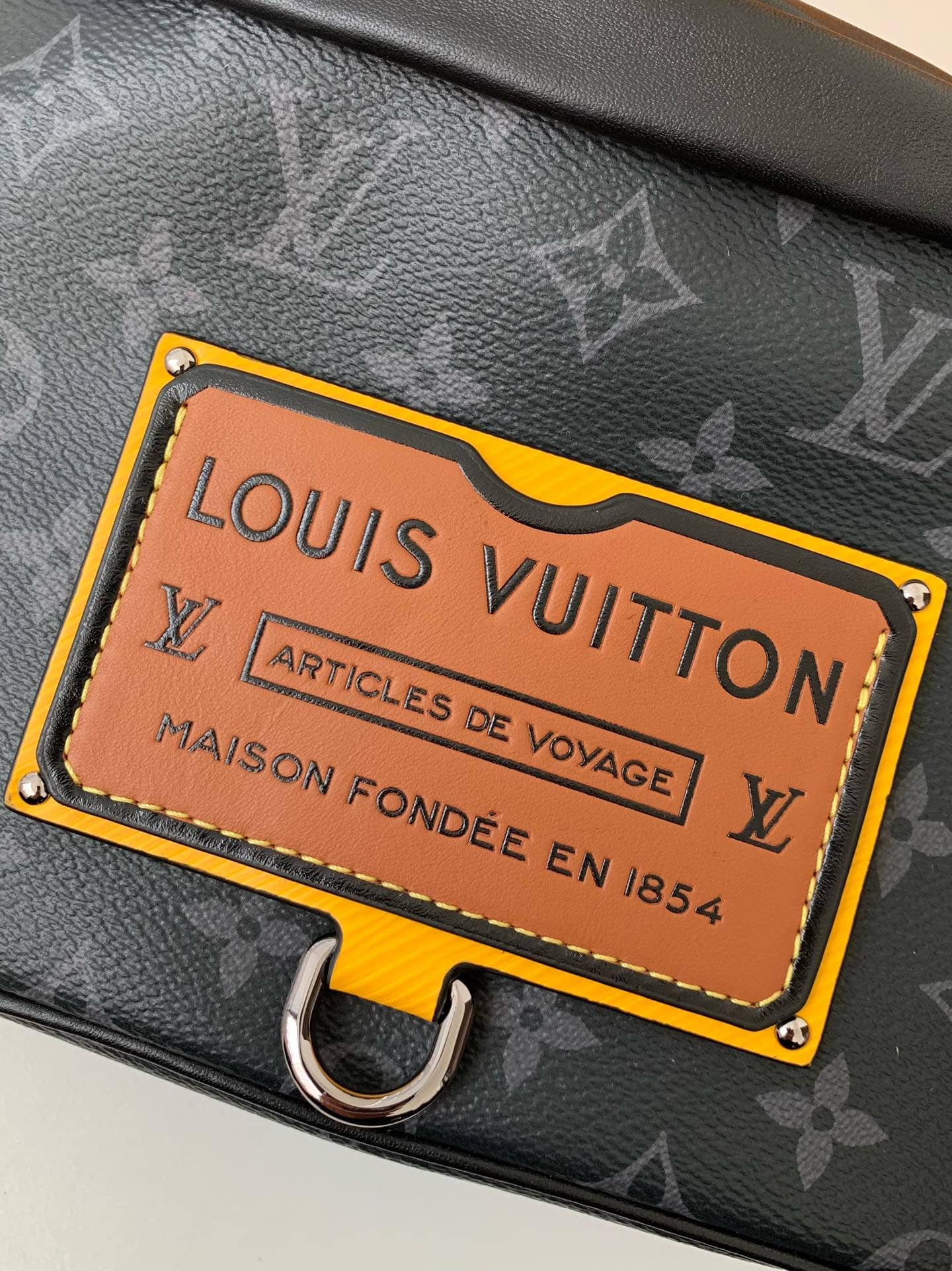 LV M45220 專櫃經典男士DISCOVERY 黑花腰包¥1580.00-頂級1:1精品高仿包包香港台灣批發價格推薦微信哪裡買