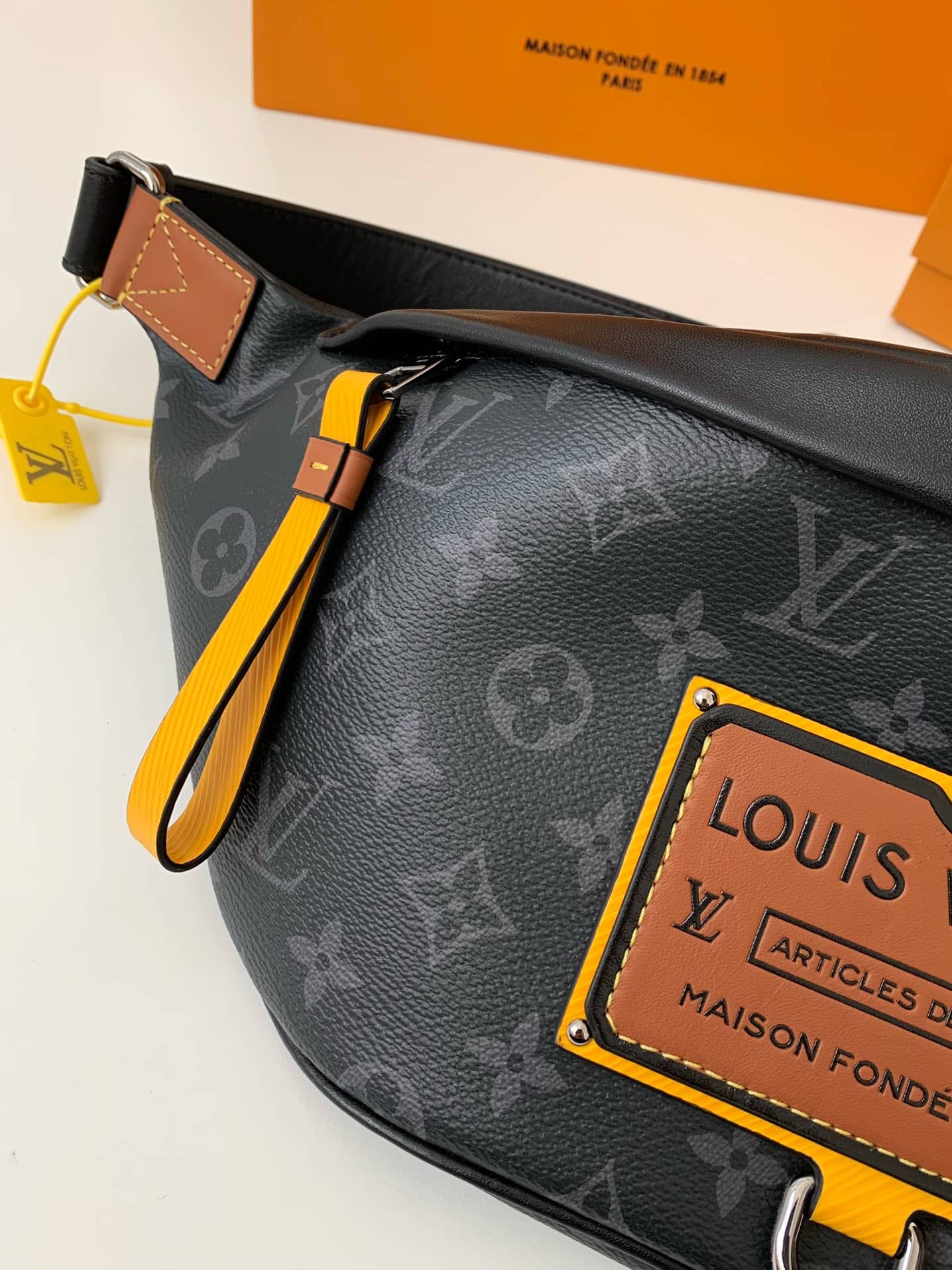 LV M45220 專櫃經典男士DISCOVERY 黑花腰包¥1580.00-頂級1:1精品高仿包包香港台灣批發價格推薦微信哪裡買