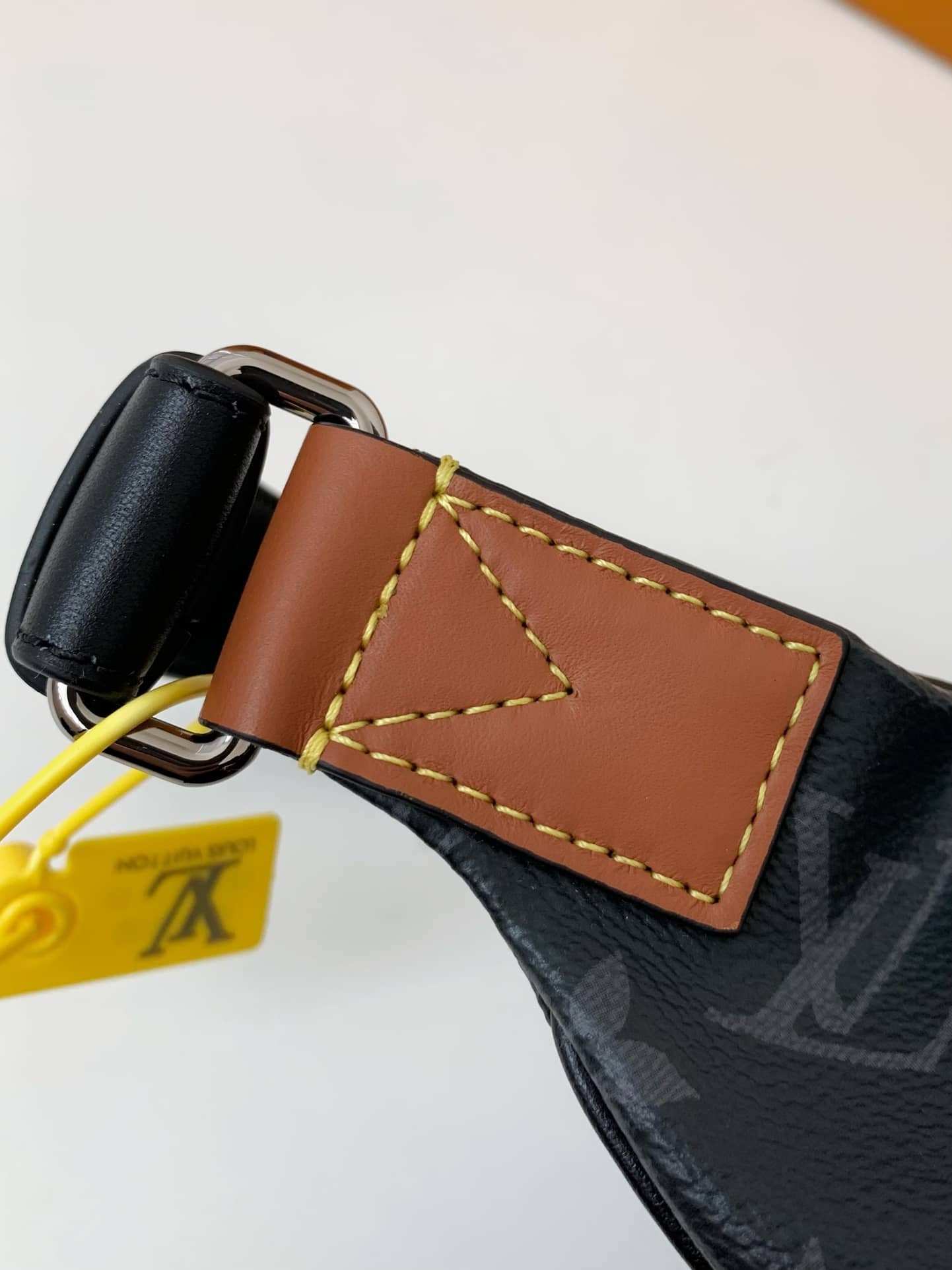 LV M45220 專櫃經典男士DISCOVERY 黑花腰包¥1580.00-頂級1:1精品高仿包包香港台灣批發價格推薦微信哪裡買