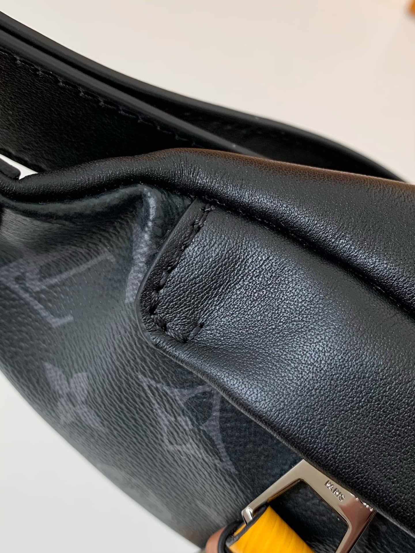 LV M45220 專櫃經典男士DISCOVERY 黑花腰包¥1580.00-頂級1:1精品高仿包包香港台灣批發價格推薦微信哪裡買