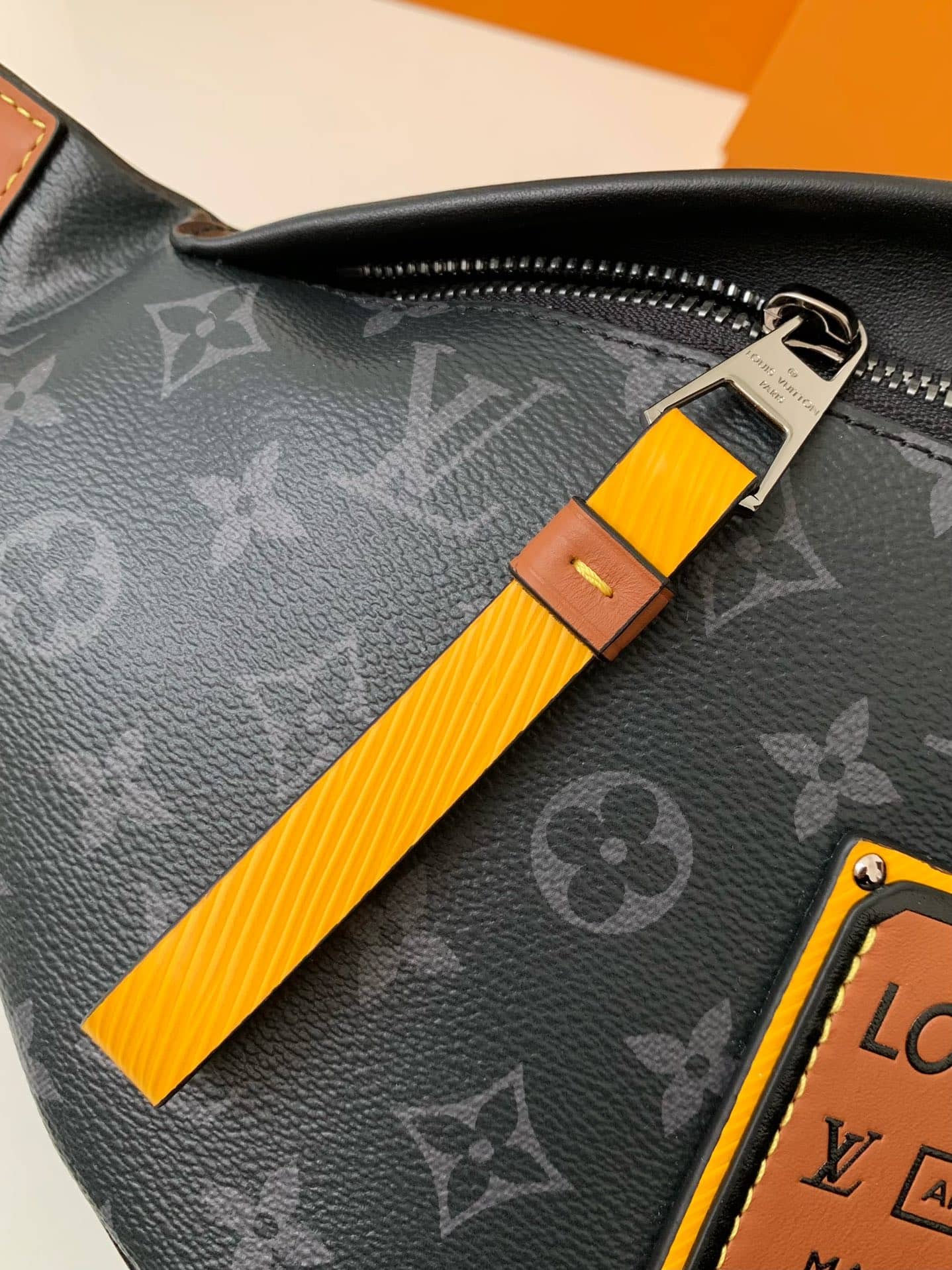 LV M45220 專櫃經典男士DISCOVERY 黑花腰包¥1580.00-頂級1:1精品高仿包包香港台灣批發價格推薦微信哪裡買