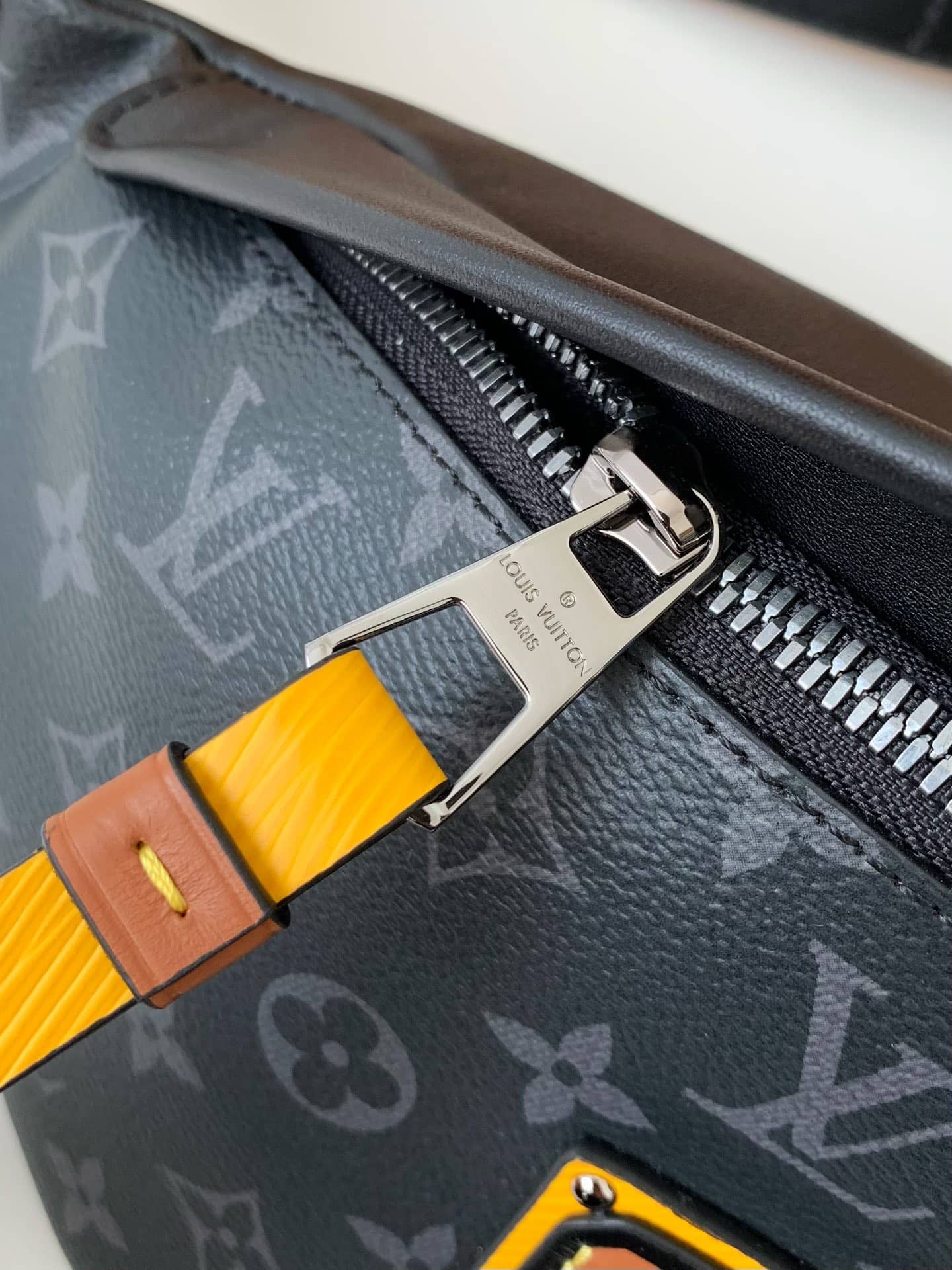 LV M45220 專櫃經典男士DISCOVERY 黑花腰包¥1580.00-頂級1:1精品高仿包包香港台灣批發價格推薦微信哪裡買