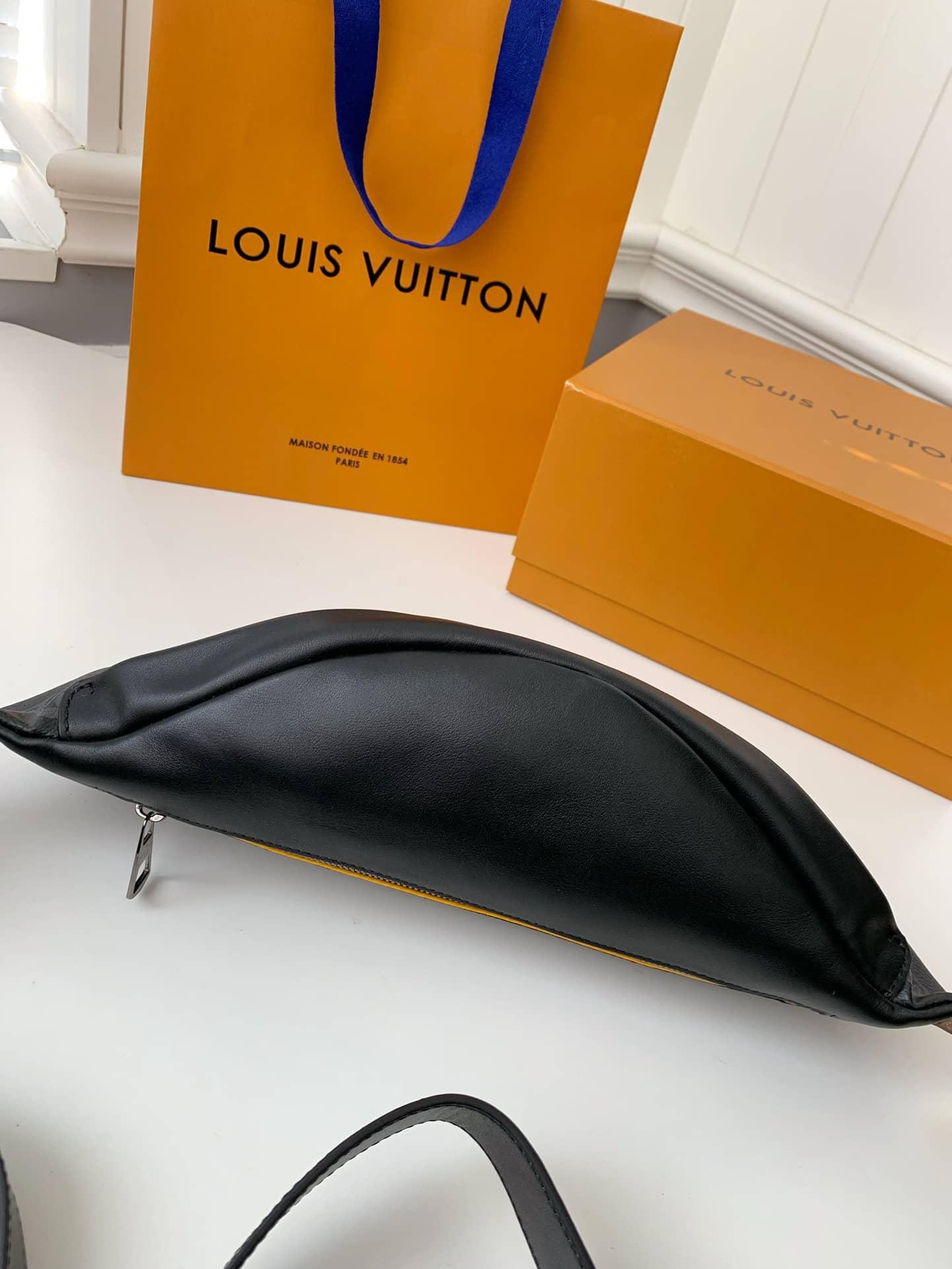 LV M45220 專櫃經典男士DISCOVERY 黑花腰包¥1580.00-頂級1:1精品高仿包包香港台灣批發價格推薦微信哪裡買
