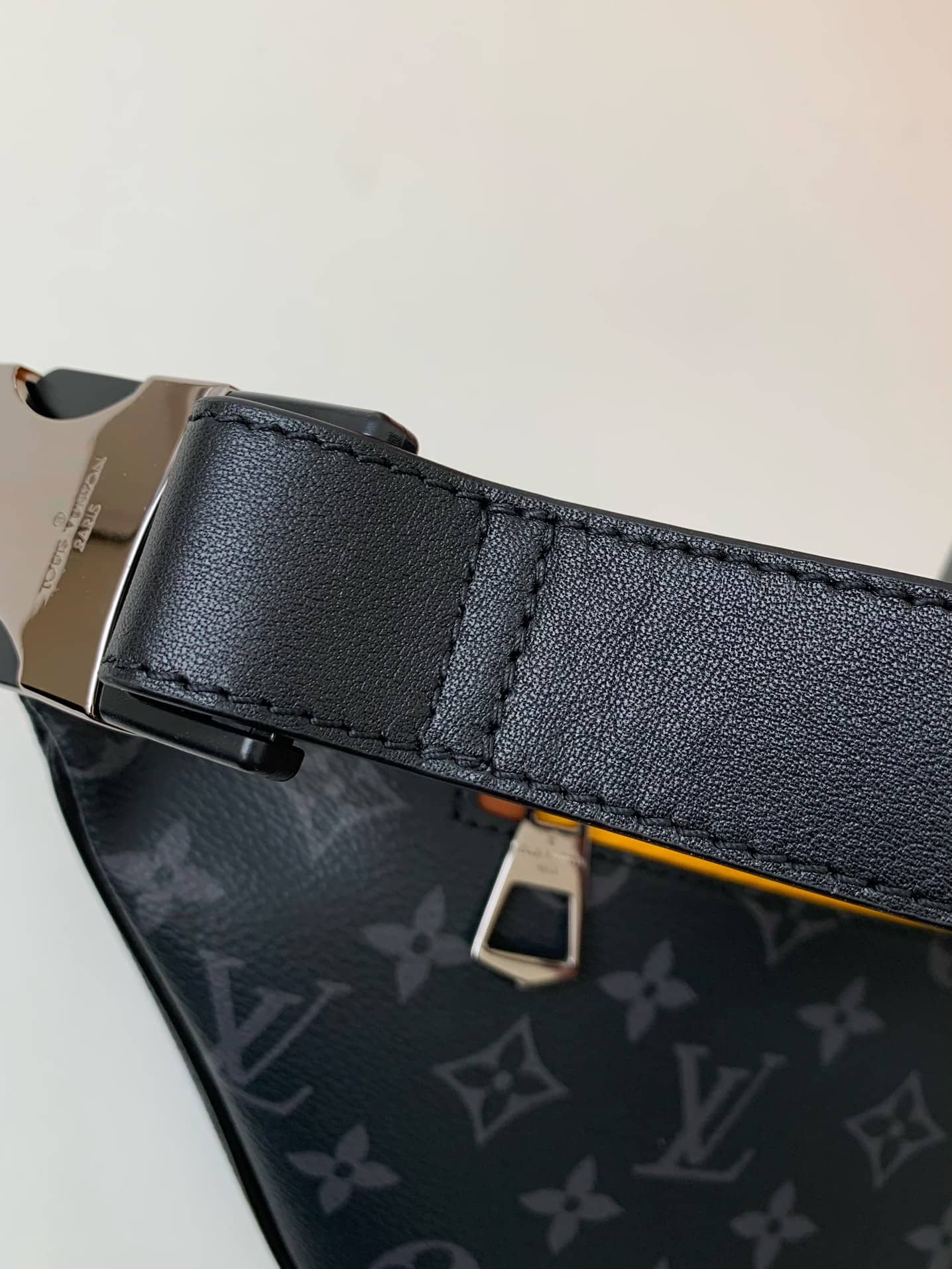 LV M45220 專櫃經典男士DISCOVERY 黑花腰包¥1580.00-頂級1:1精品高仿包包香港台灣批發價格推薦微信哪裡買
