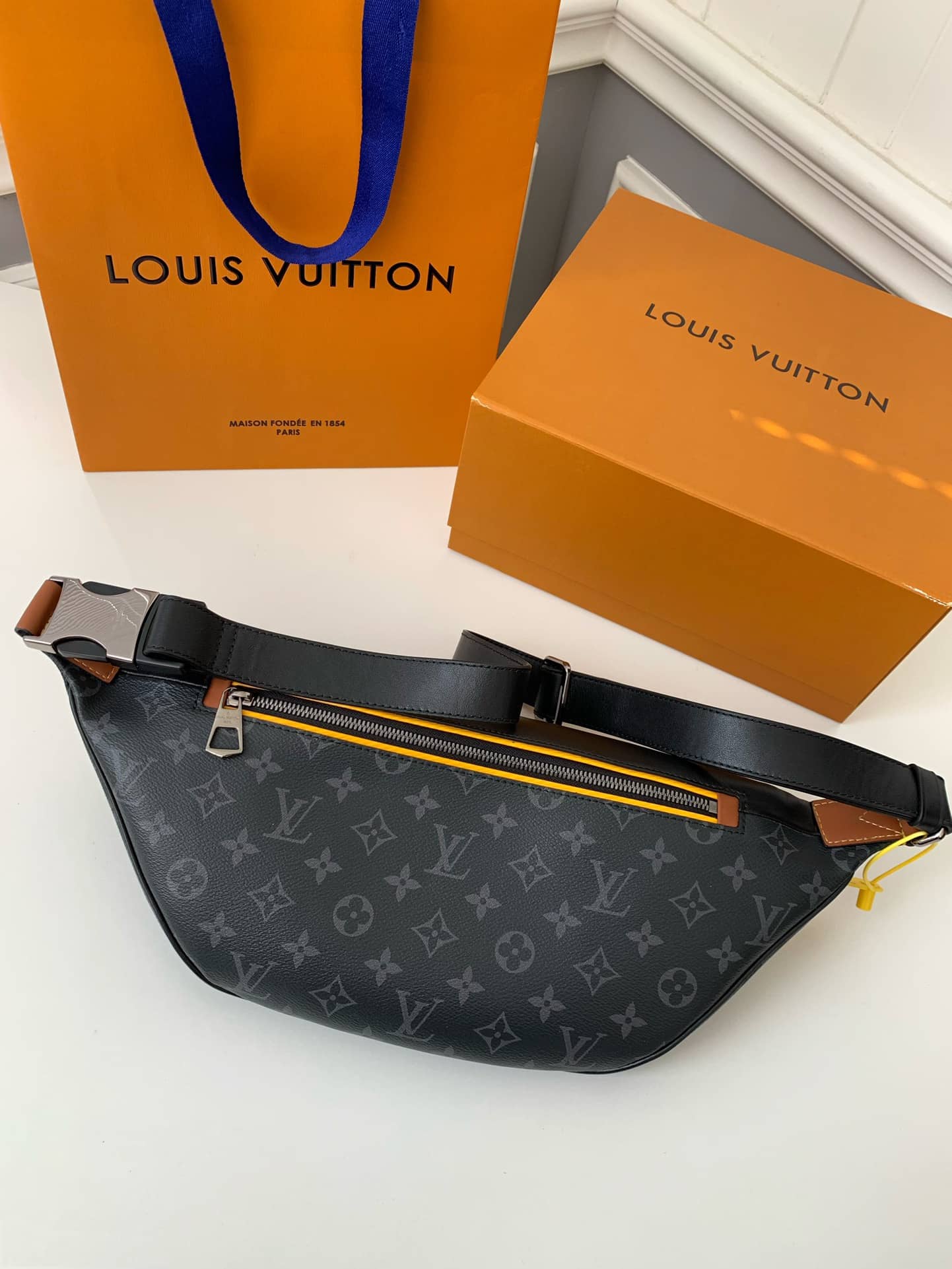 LV M45220 專櫃經典男士DISCOVERY 黑花腰包¥1580.00-頂級1:1精品高仿包包香港台灣批發價格推薦微信哪裡買