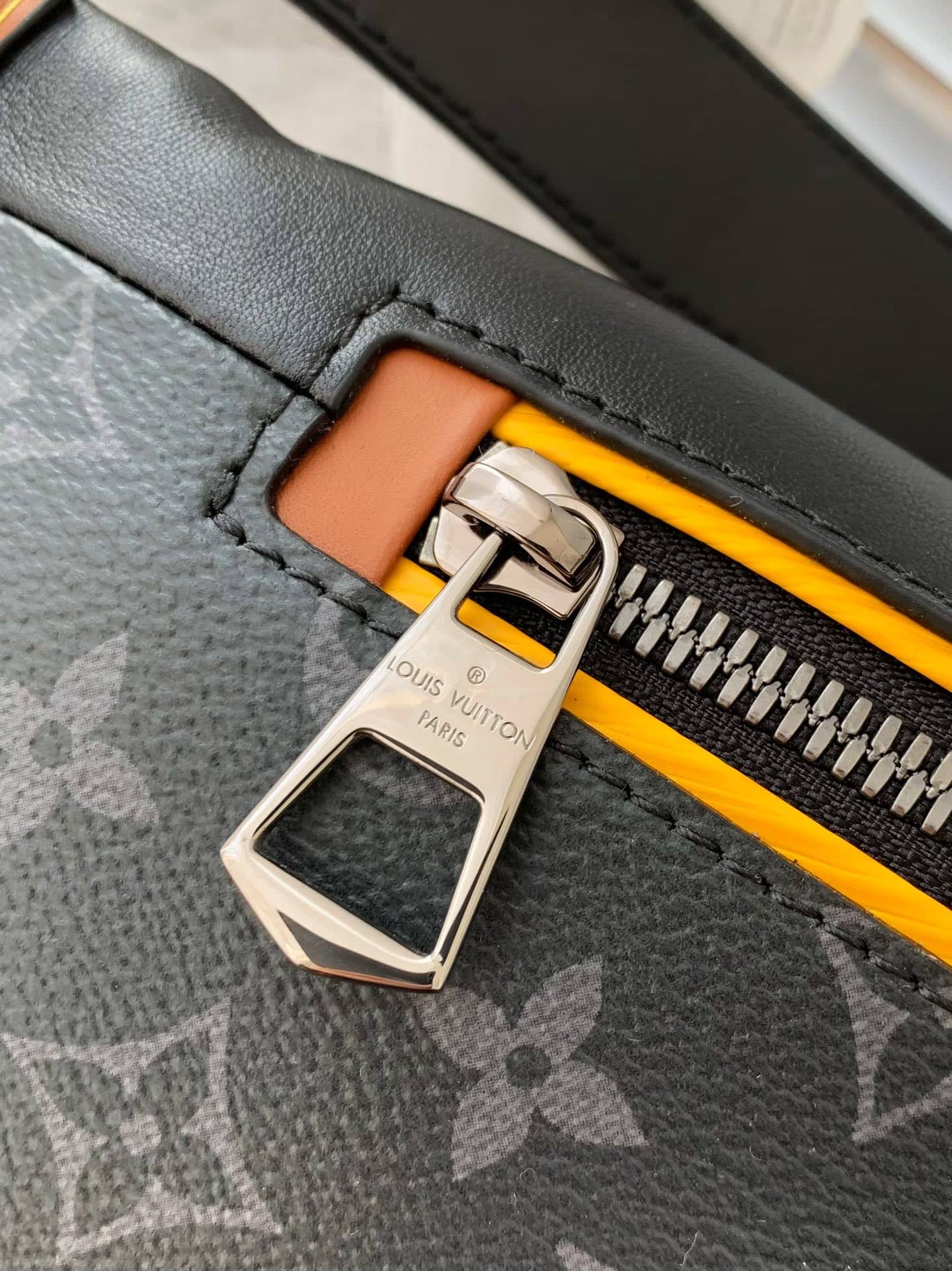 LV M45220 專櫃經典男士DISCOVERY 黑花腰包¥1580.00-頂級1:1精品高仿包包香港台灣批發價格推薦微信哪裡買