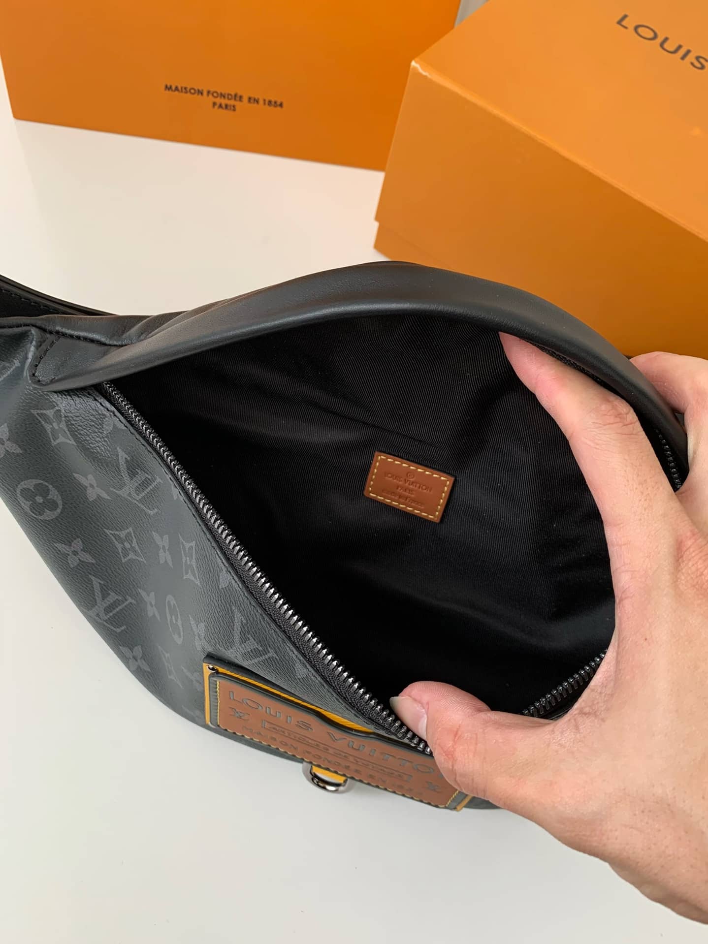 LV M45220 專櫃經典男士DISCOVERY 黑花腰包¥1580.00-頂級1:1精品高仿包包香港台灣批發價格推薦微信哪裡買