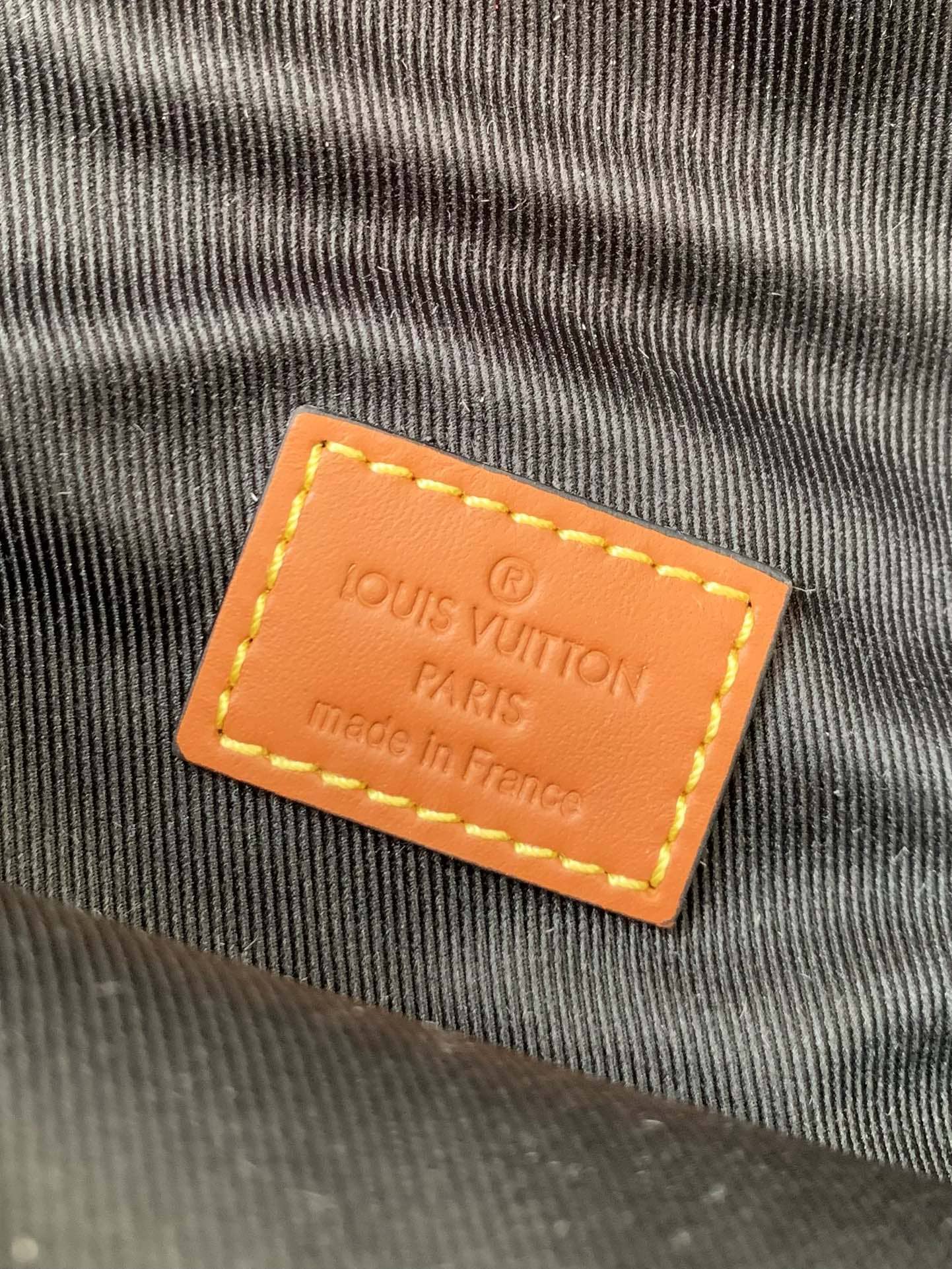 LV M45220 專櫃經典男士DISCOVERY 黑花腰包¥1580.00-頂級1:1精品高仿包包香港台灣批發價格推薦微信哪裡買