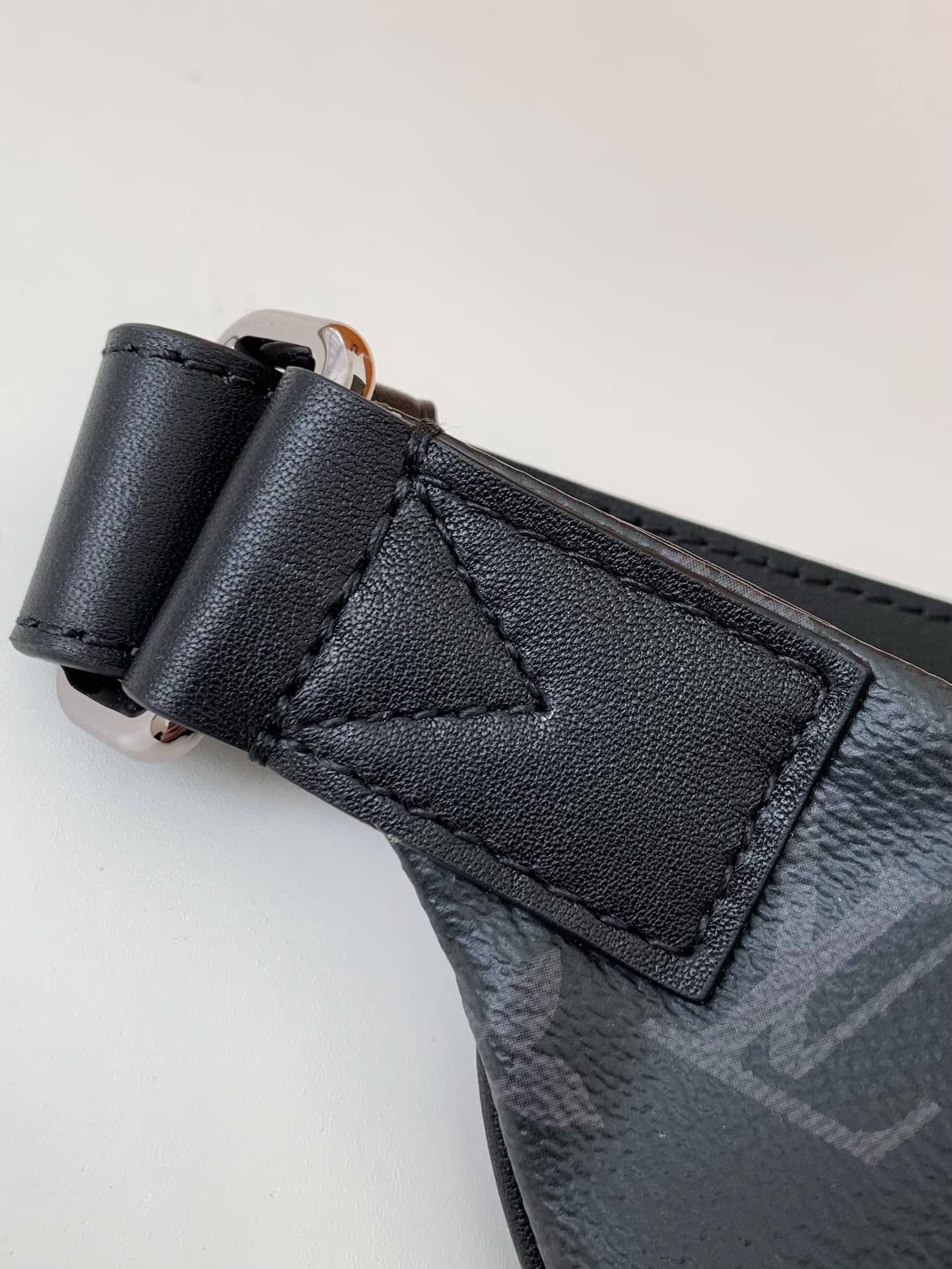 LV M44336 Discovery Bumbag原單胸包¥1580.00-頂級1:1精品高仿包包香港台灣批發價格推薦微信哪裡買