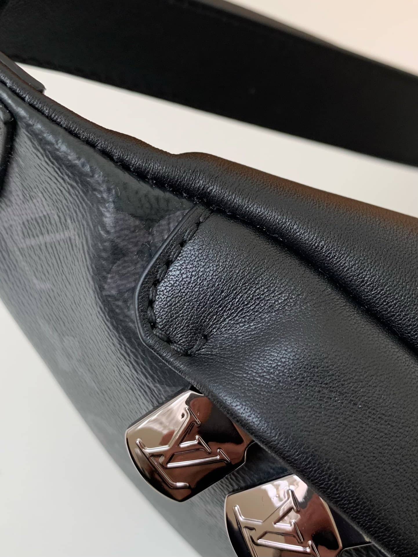 LV M44336 Discovery Bumbag原單胸包¥1580.00-頂級1:1精品高仿包包香港台灣批發價格推薦微信哪裡買