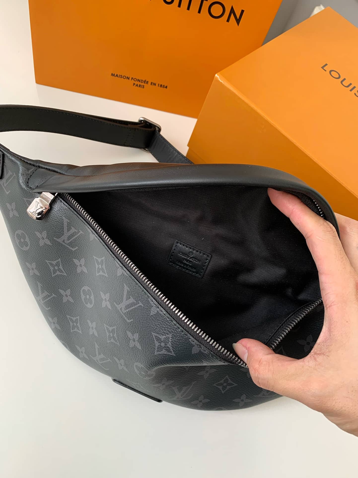 LV M44336 Discovery Bumbag原單胸包¥1580.00-頂級1:1精品高仿包包香港台灣批發價格推薦微信哪裡買