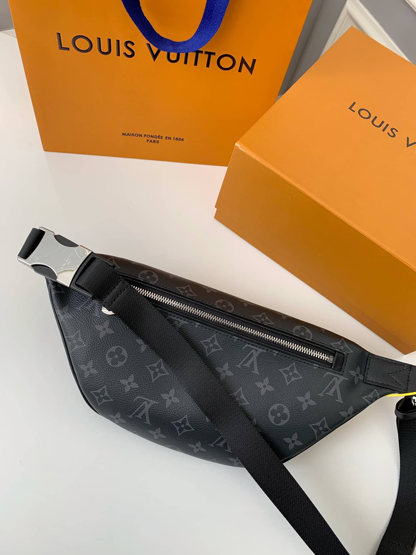 LV 原單復刻M46035 Discovery Bumbag PM腰包¥1,280.00-頂級1:1精品高仿包包香港台灣批發價格推薦微信哪裡買