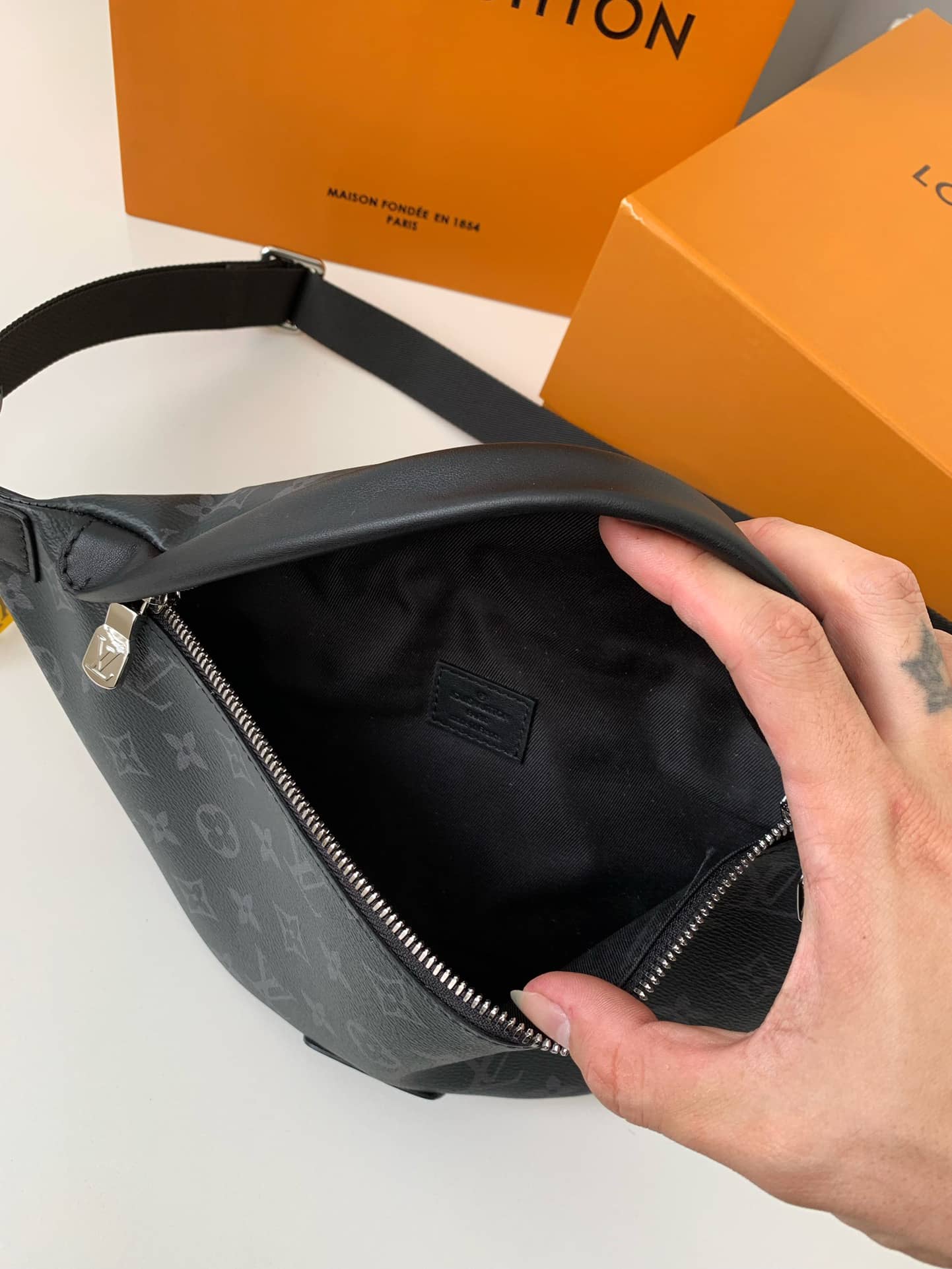 LV 原單復刻M46035 Discovery Bumbag PM腰包¥1,280.00-頂級1:1精品高仿包包香港台灣批發價格推薦微信哪裡買