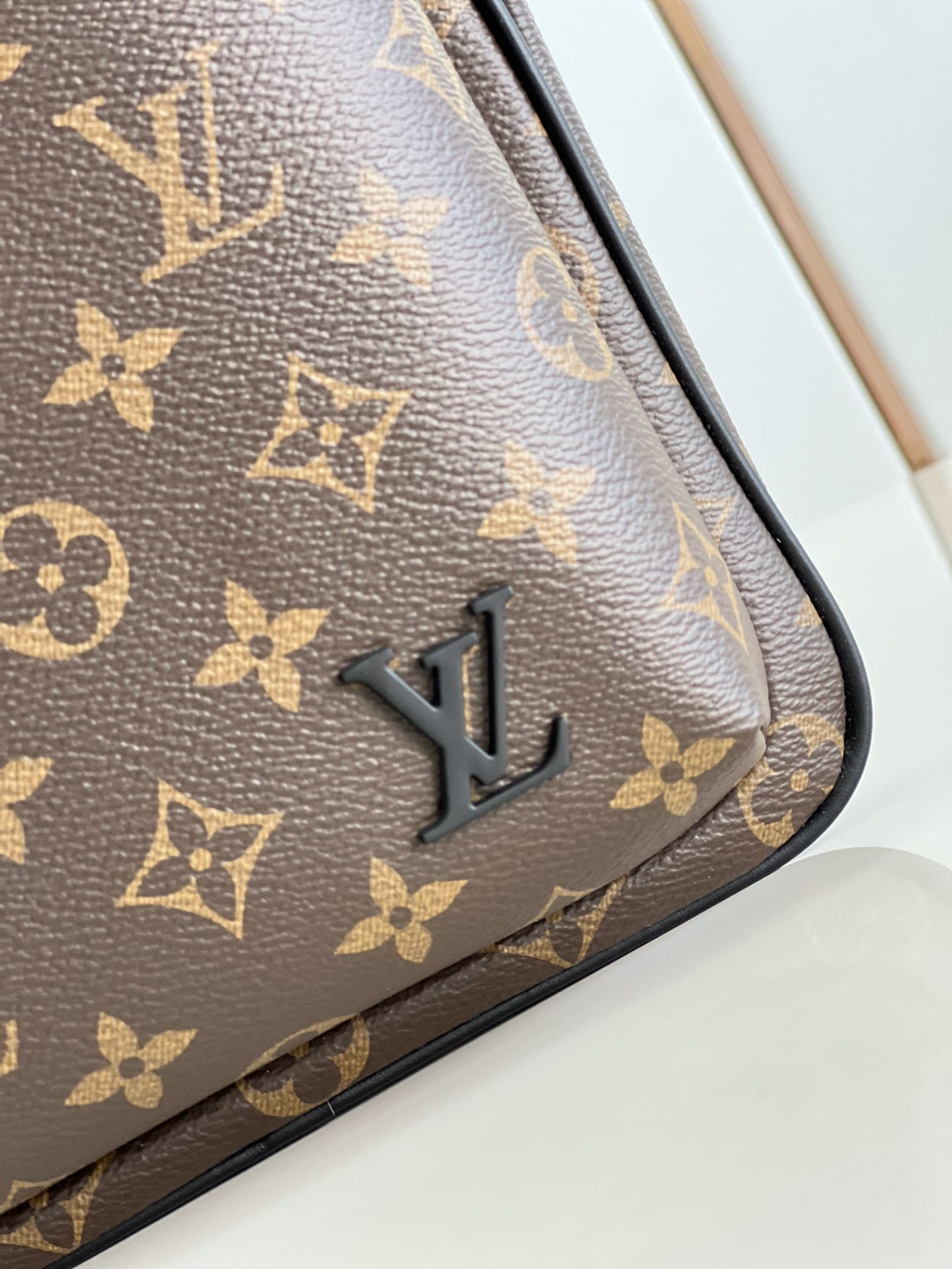 LV頂級原單單肩包 M46327 AVENUE SLINGBAG¥1,280.00-頂級1:1精品高仿包包香港台灣批發價格推薦微信哪裡買